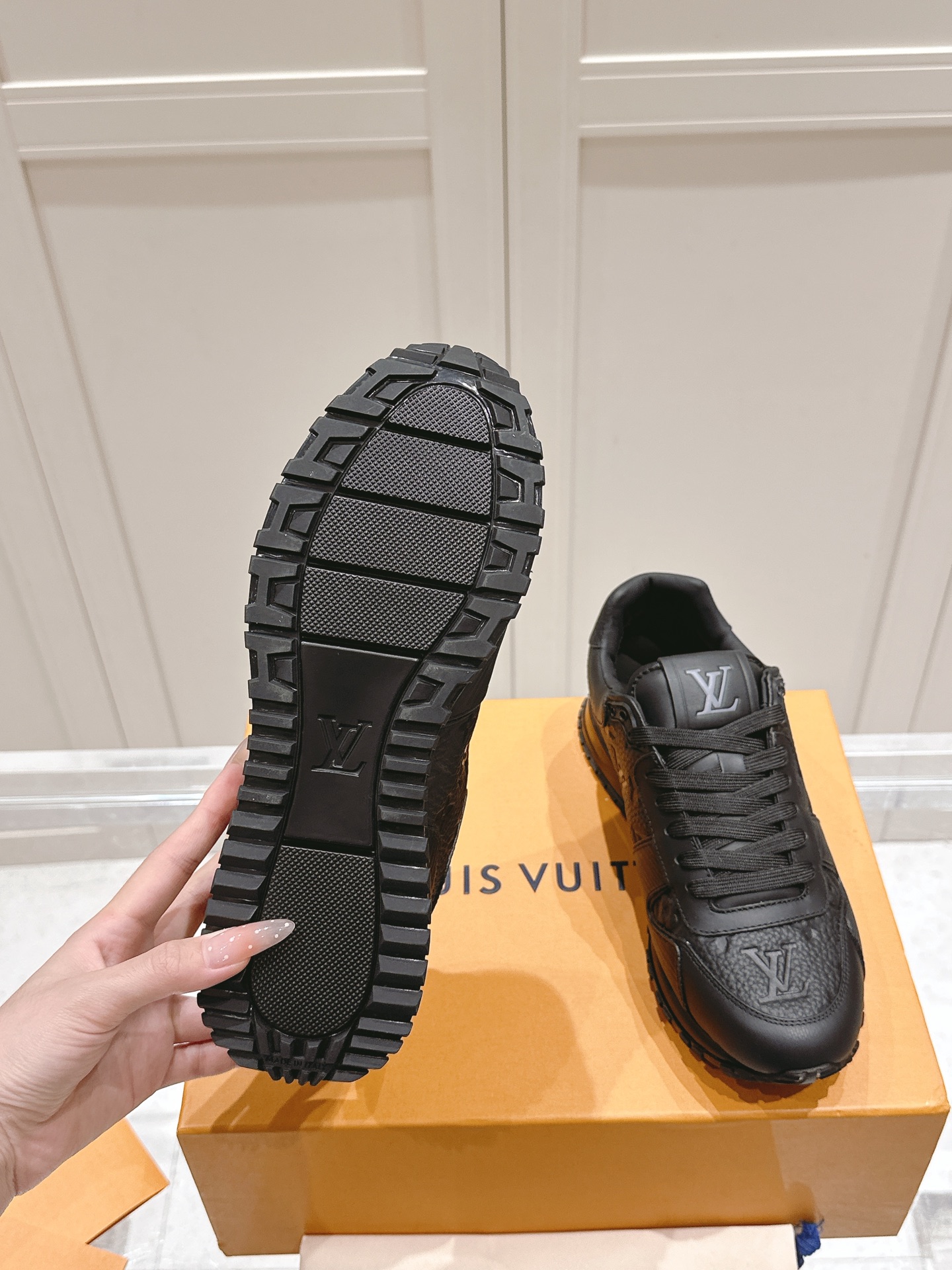 LV運動鞋 高仿全黑Monogram壓紋復刻原單慢跑鞋｜歐美奢侈品精品推薦
