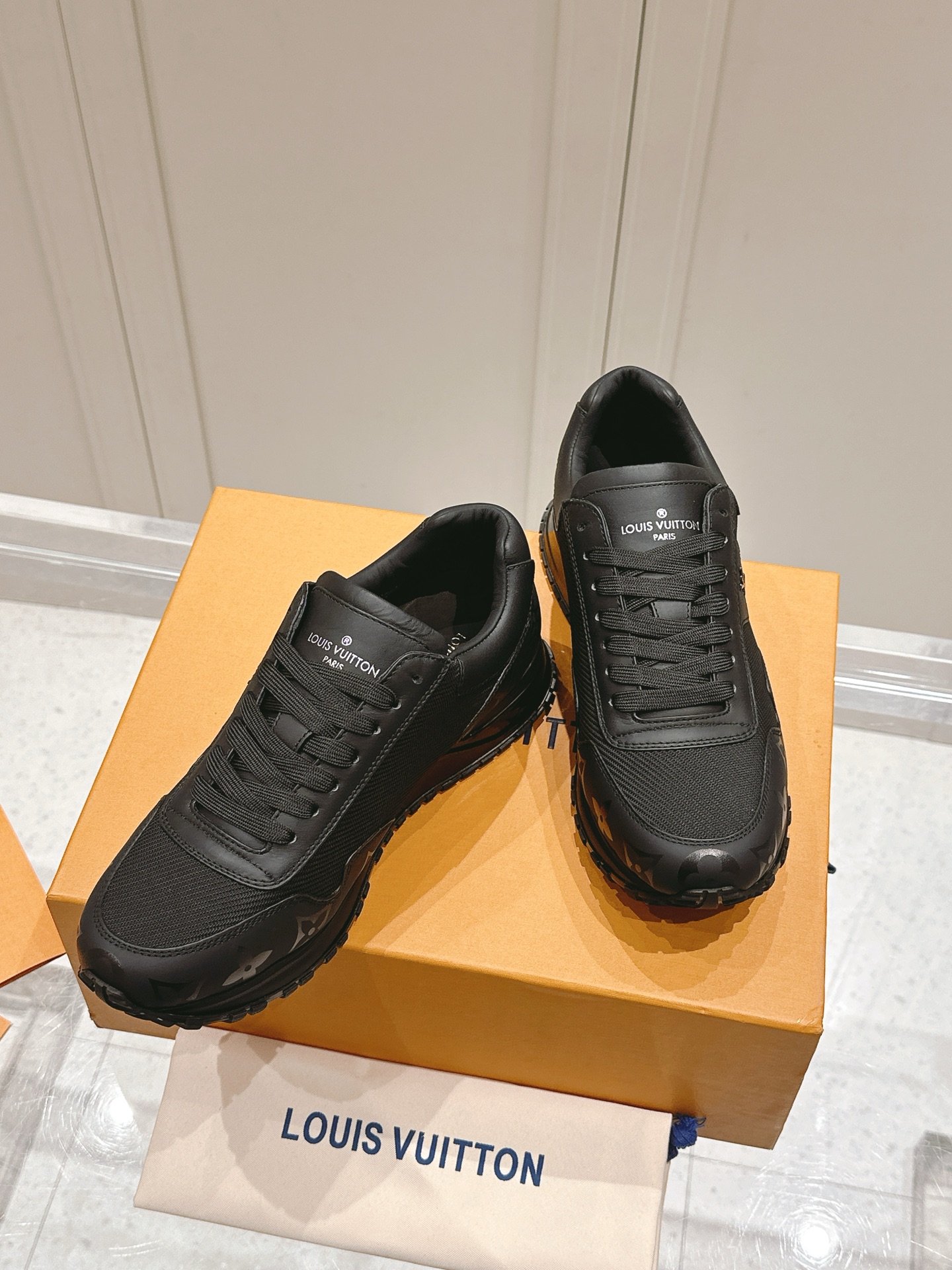 LV運動鞋 高仿全黑尼龍拼皮復刻款輕量慢跑鞋｜歐美奢侈品精品推薦