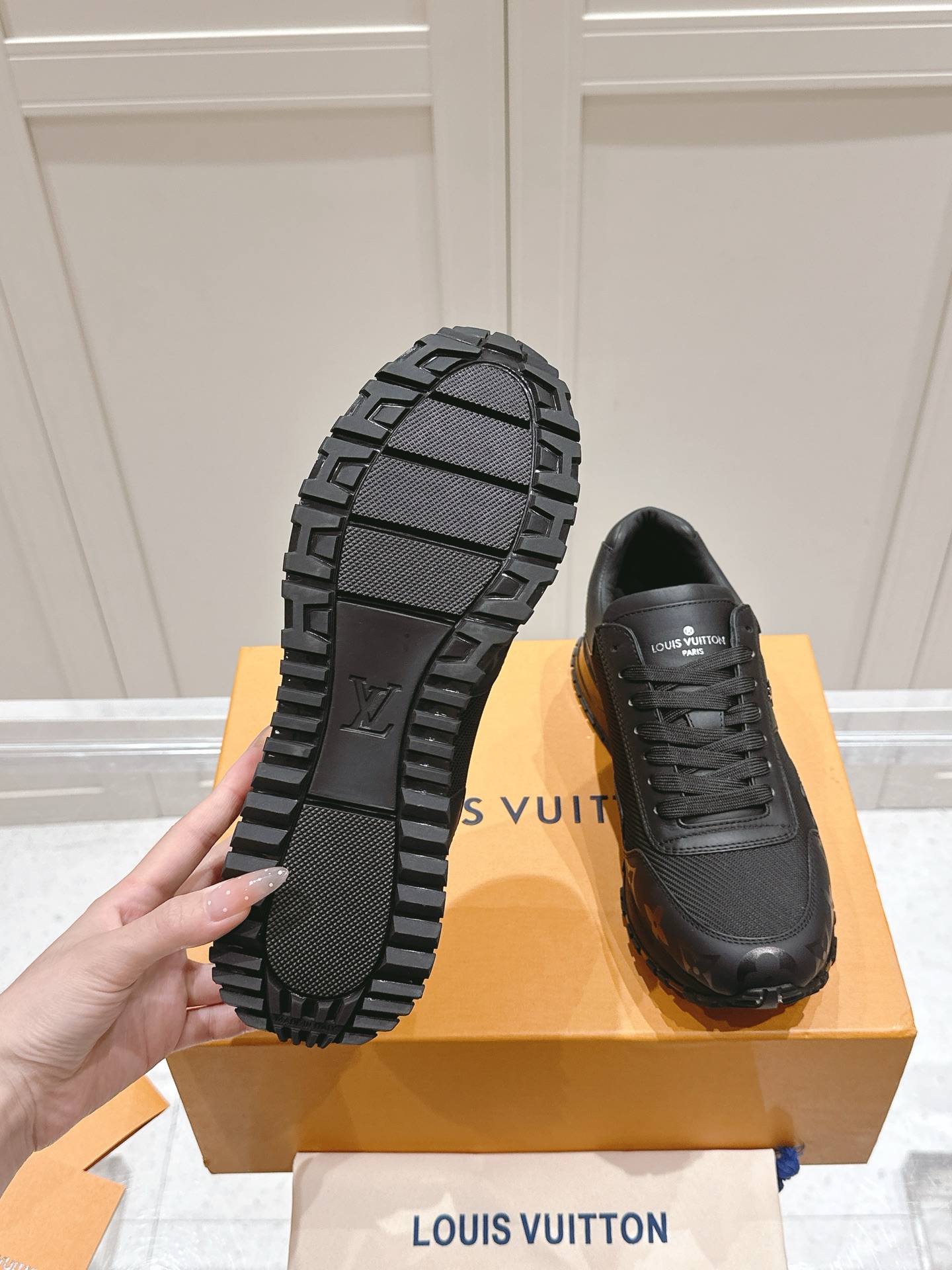 LV運動鞋 高仿全黑尼龍拼皮復刻款輕量慢跑鞋｜歐美奢侈品精品推薦