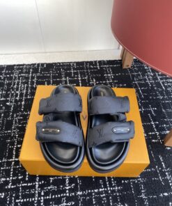 LV涼鞋 高仿黑色厚底休閒拖鞋 雙帶Monogram壓紋款