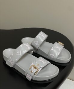 LV原單灰白雙帶涼鞋 高仿粉嫩Monogram拖鞋 金扣復刻款