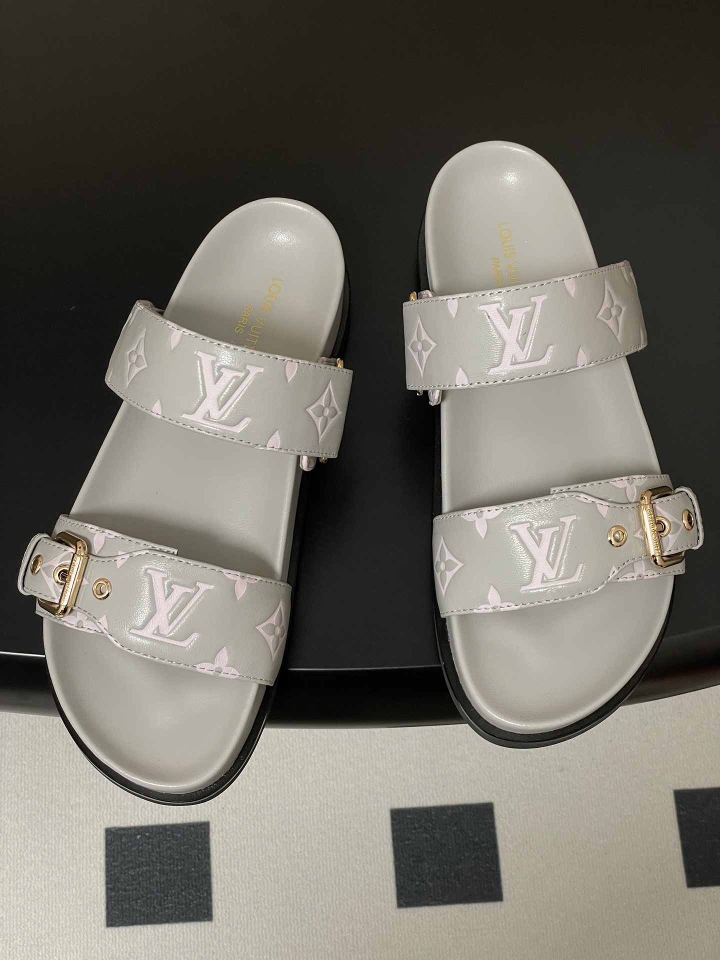 LV原單灰白雙帶涼鞋 高仿粉嫩Monogram拖鞋 金扣復刻款