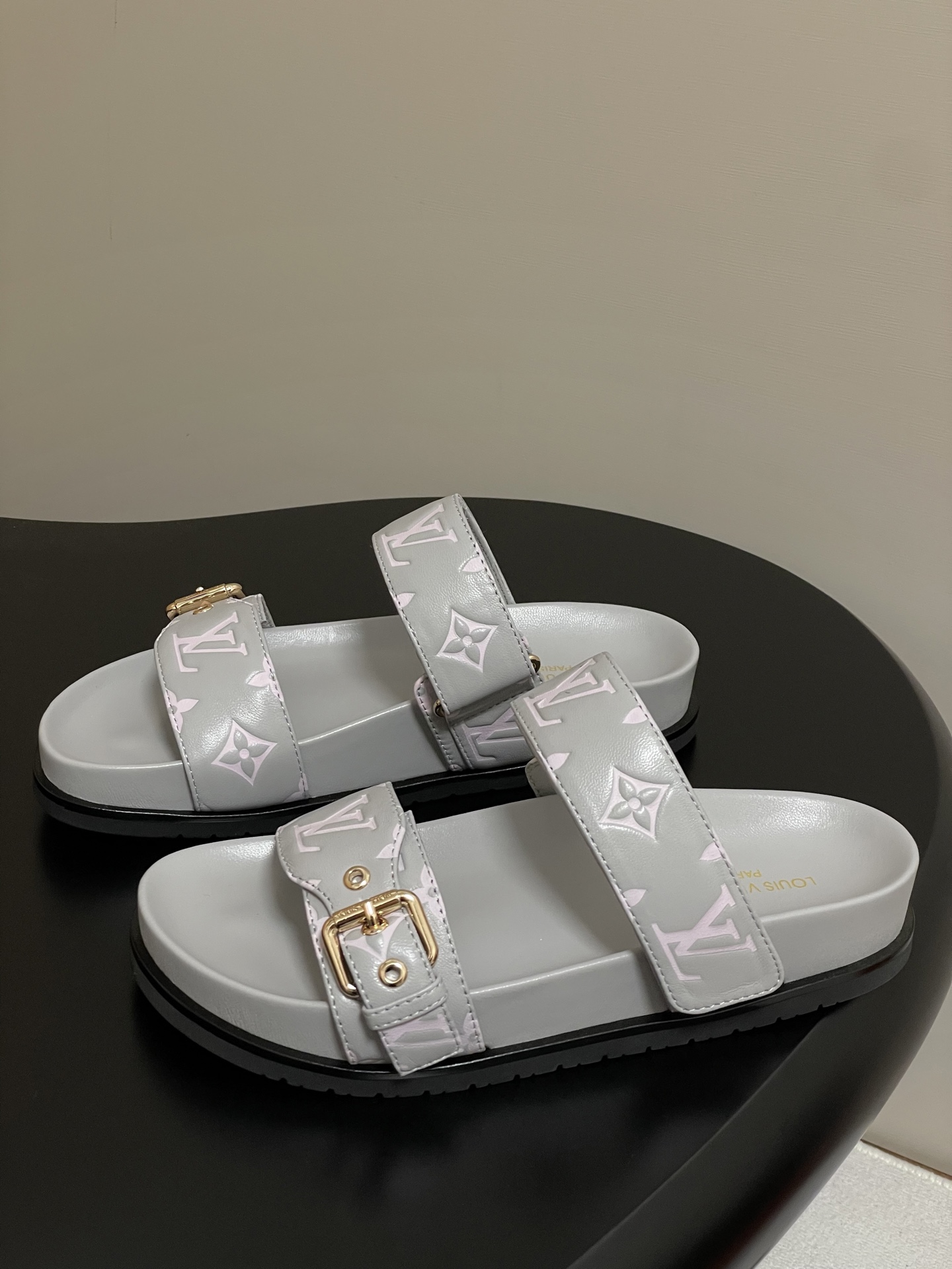 LV原單灰白雙帶涼鞋 高仿粉嫩Monogram拖鞋 金扣復刻款