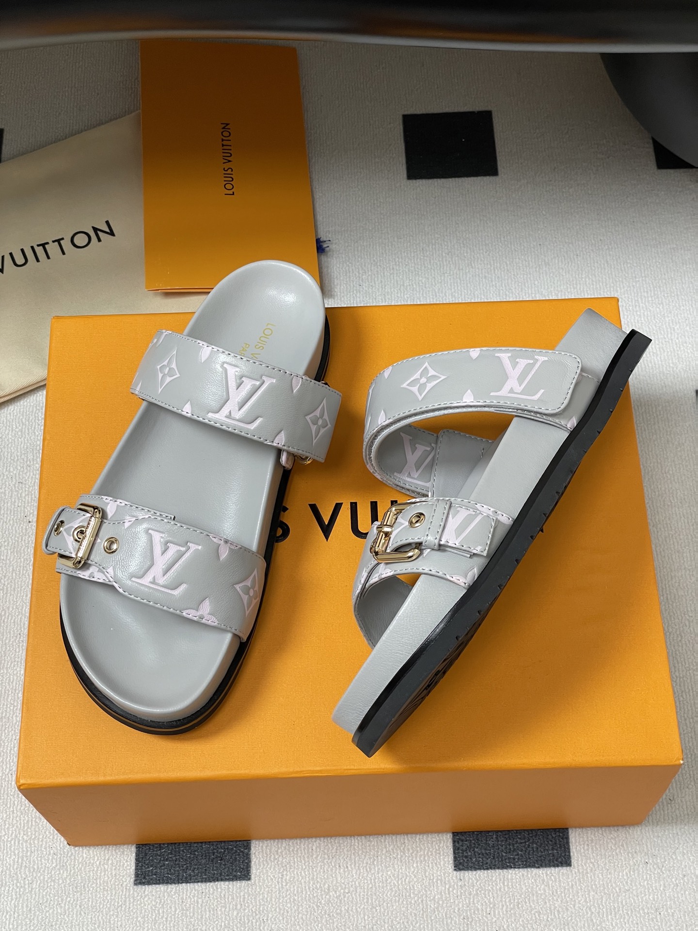 LV原單灰白雙帶涼鞋 高仿粉嫩Monogram拖鞋 金扣復刻款
