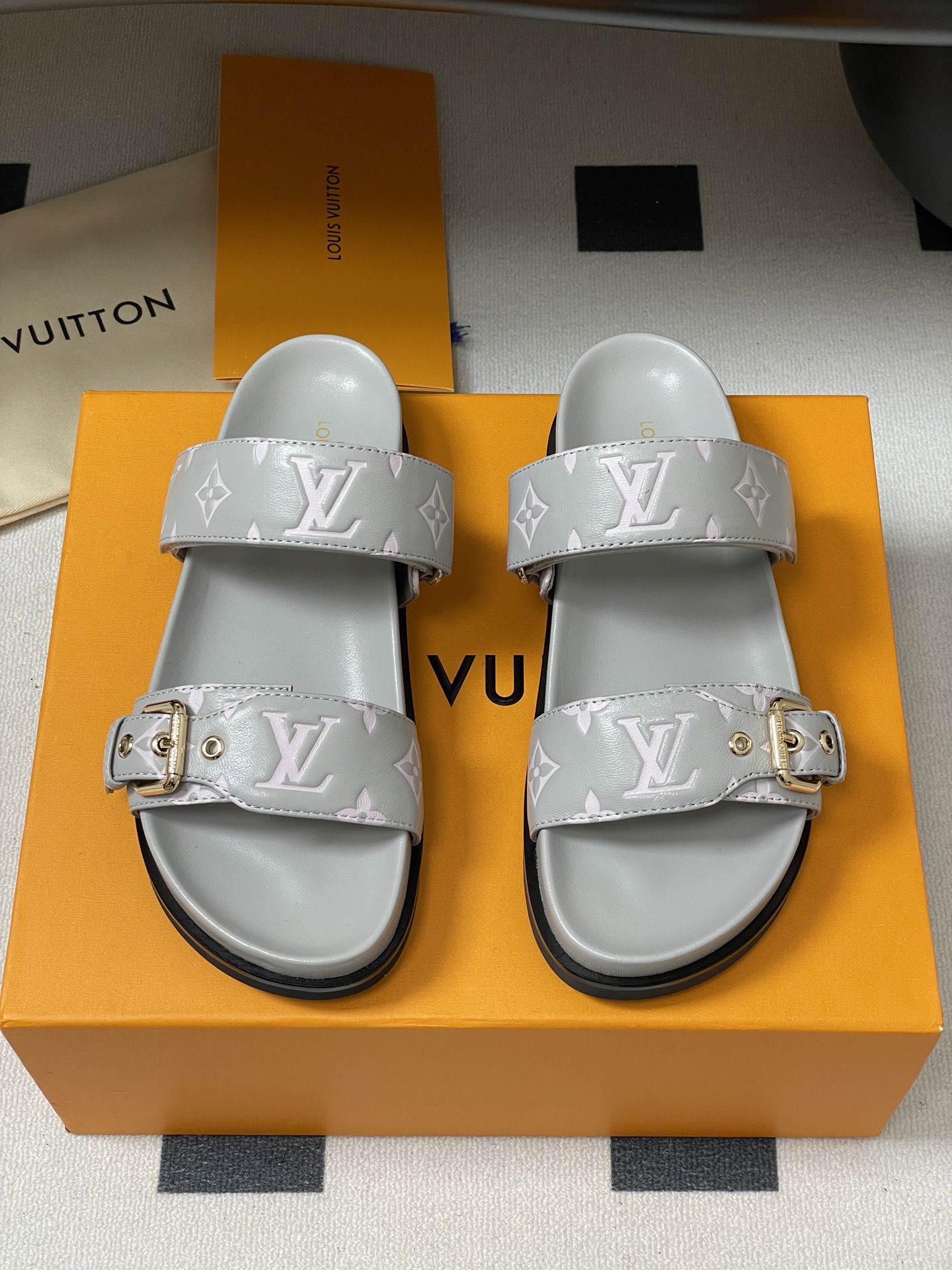 LV原單灰白雙帶涼鞋 高仿粉嫩Monogram拖鞋 金扣復刻款