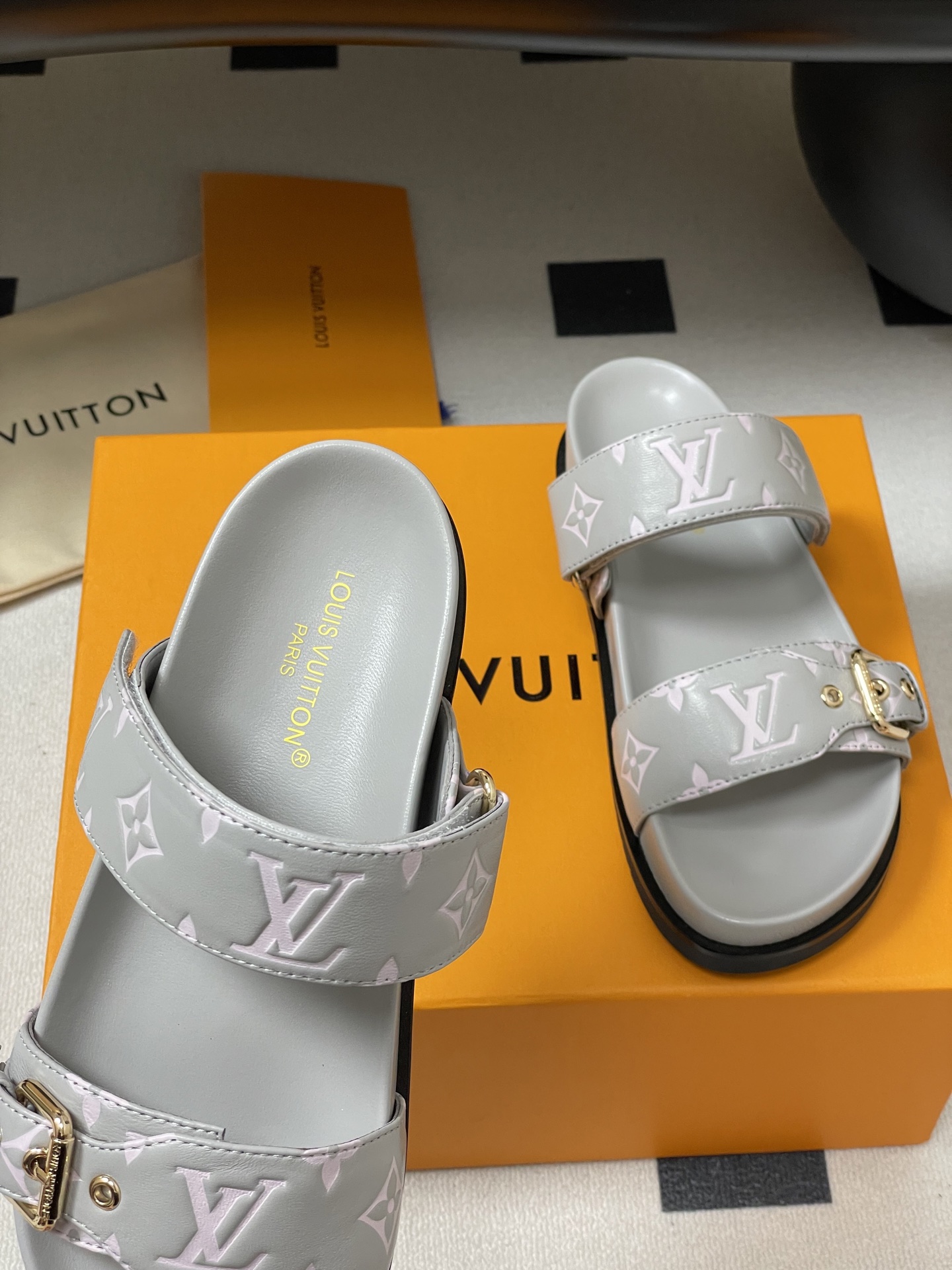 LV原單灰白雙帶涼鞋 高仿粉嫩Monogram拖鞋 金扣復刻款