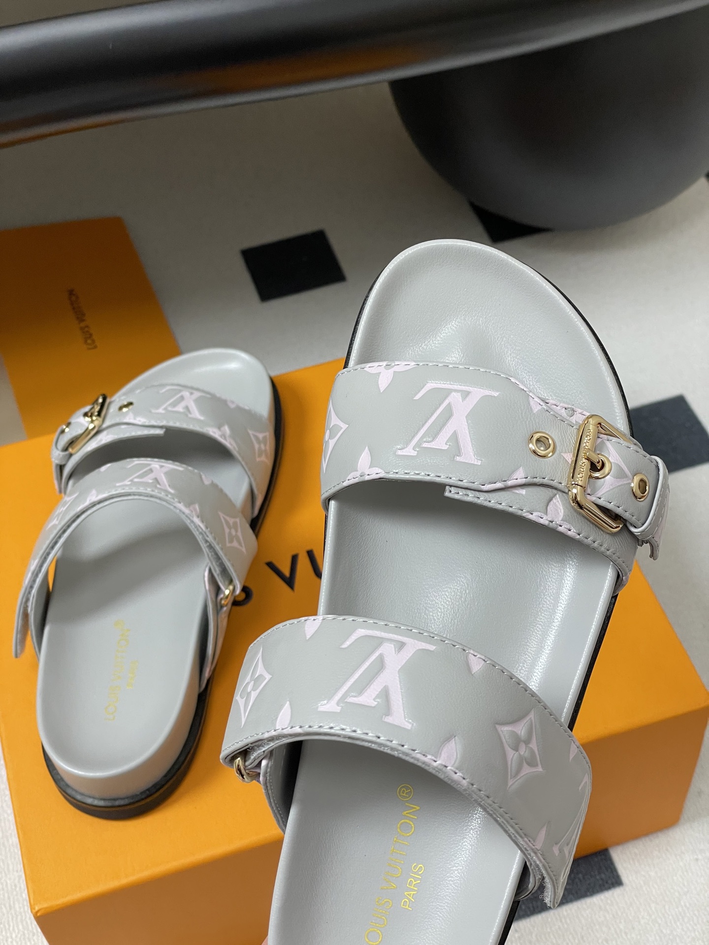 LV原單灰白雙帶涼鞋 高仿粉嫩Monogram拖鞋 金扣復刻款