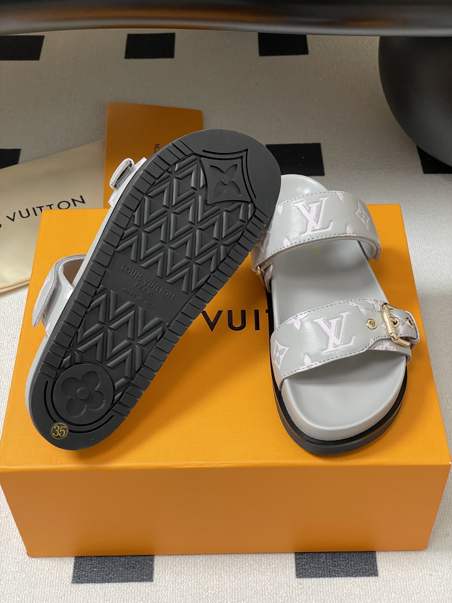 LV原單灰白雙帶涼鞋 高仿粉嫩Monogram拖鞋 金扣復刻款