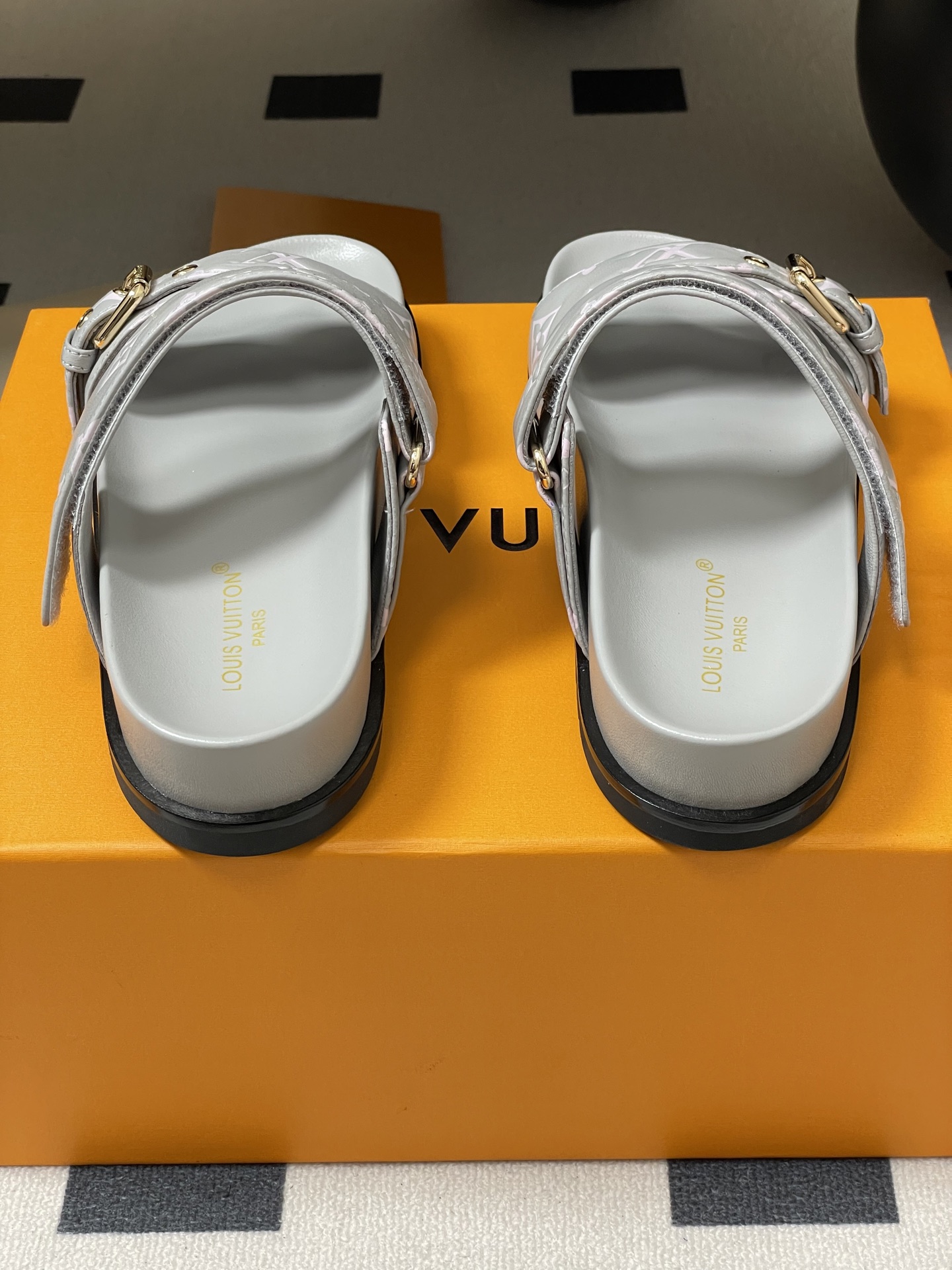 LV原單灰白雙帶涼鞋 高仿粉嫩Monogram拖鞋 金扣復刻款| 14 LV原單灰白雙帶涼鞋 高仿粉嫩Monogram拖鞋 金扣復刻款