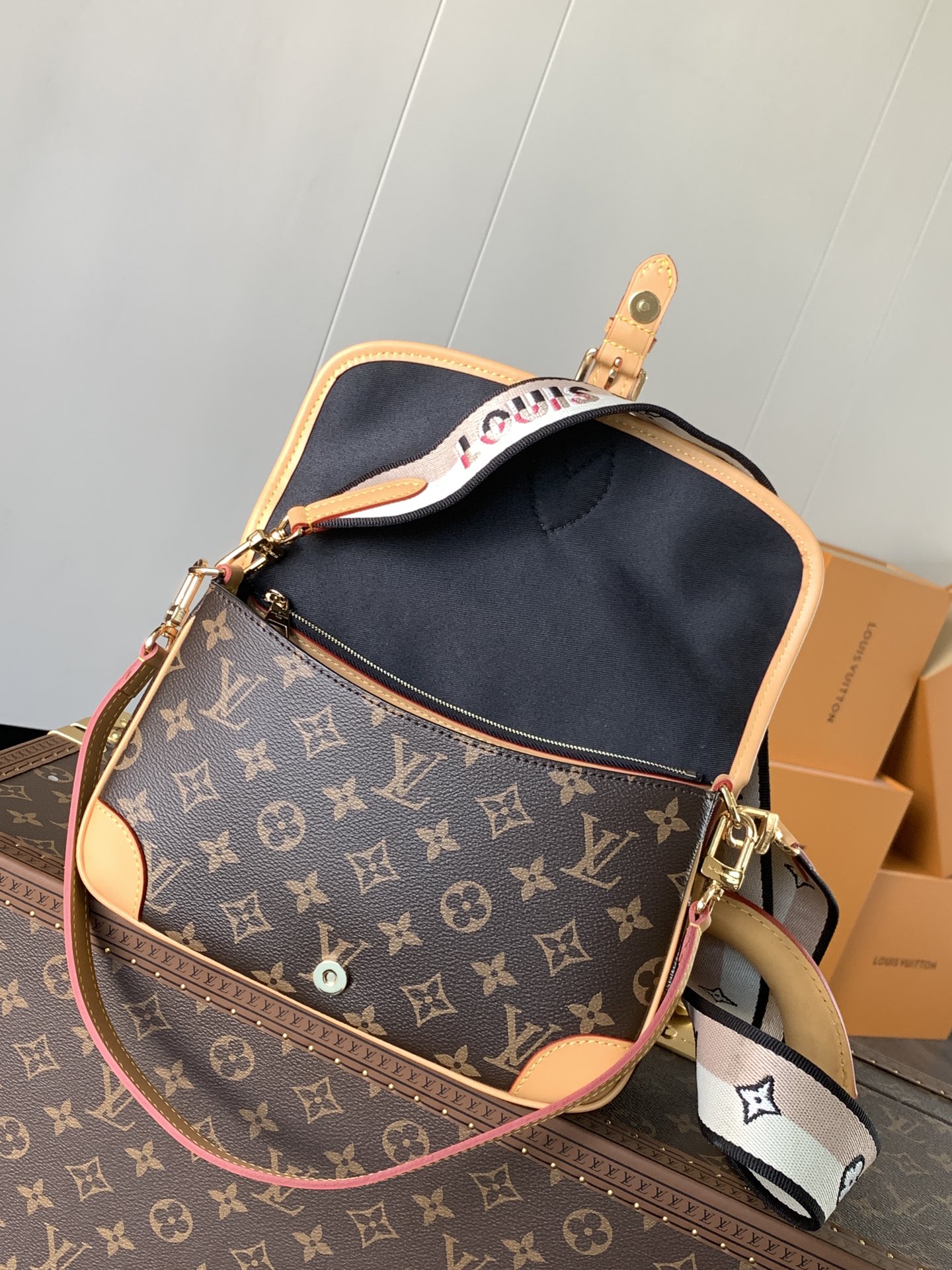 LV高仿郵差包M45985 經典老花帆布 精緻實用款｜歐美奢侈品精品推薦