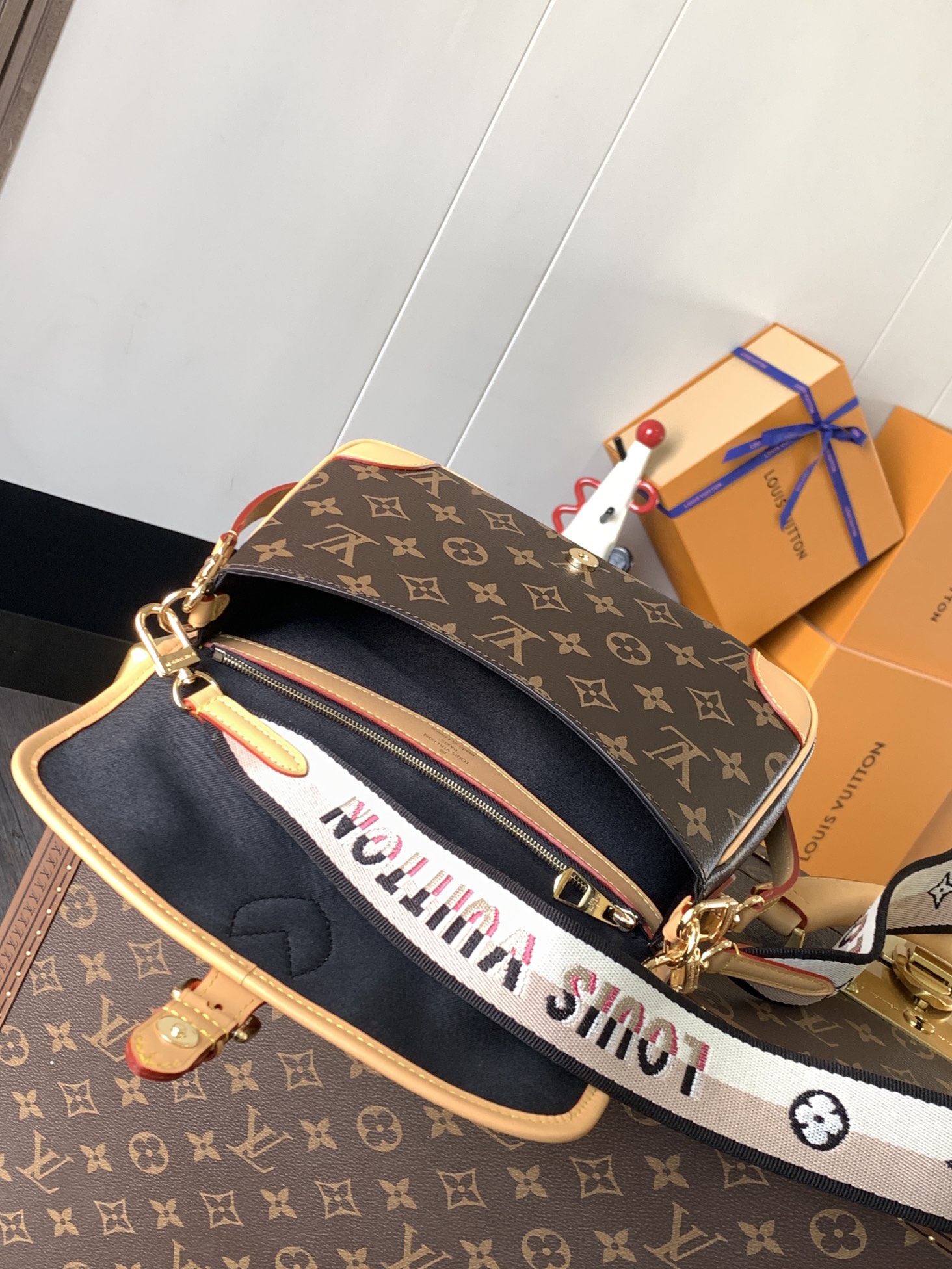 LV高仿郵差包M45985 經典老花帆布 精緻實用款｜歐美奢侈品精品推薦