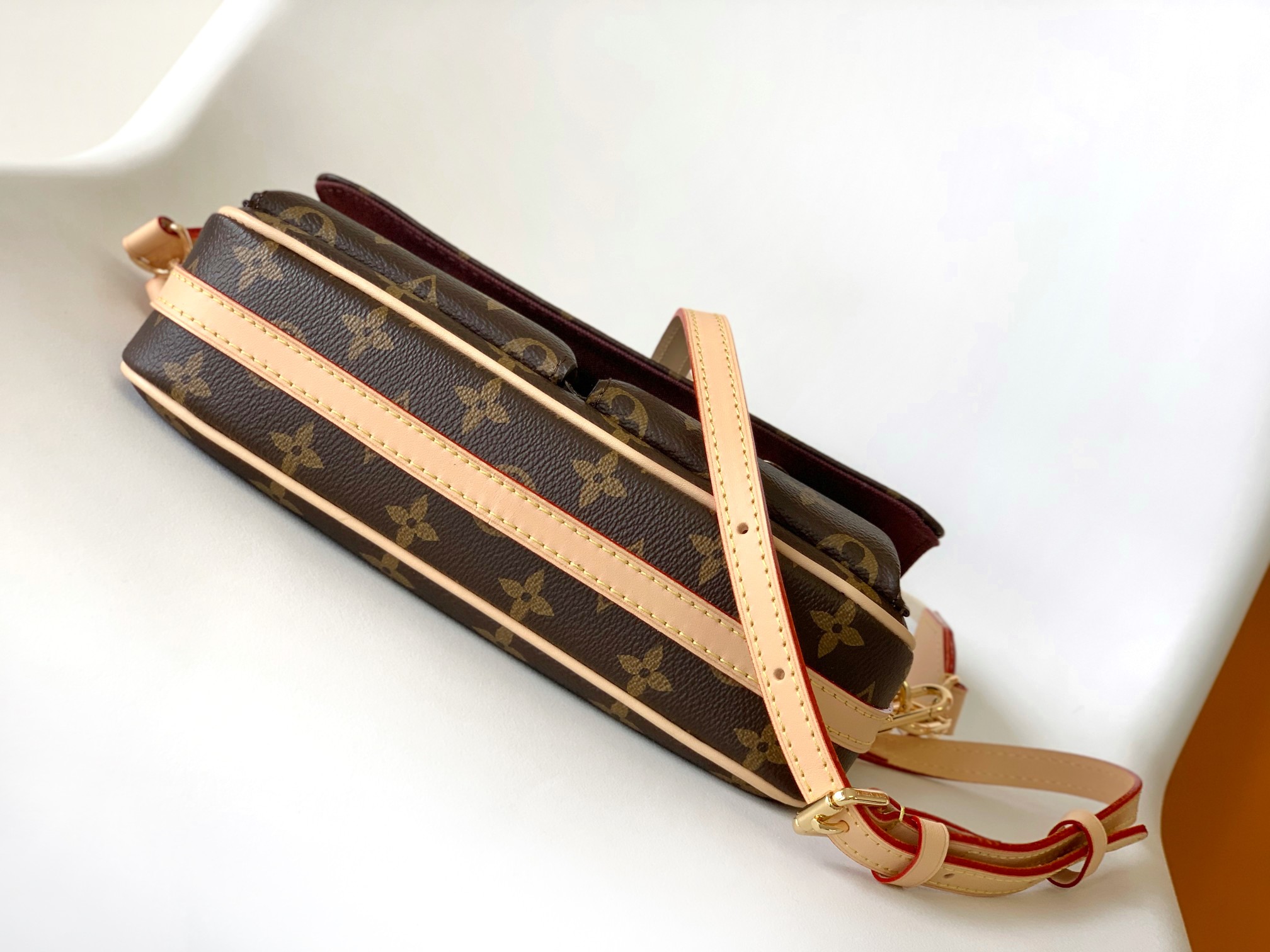 LV 一比一 Pochette M46999 經典老花小包 簡約手拿設計｜歐美奢侈品精品推薦
