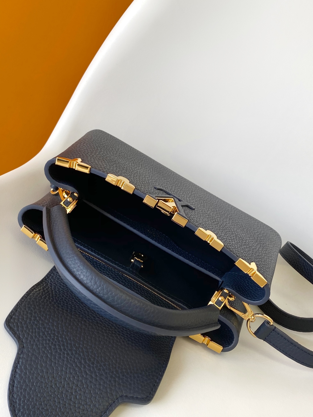 LV 原單 Capucines M25231 小號手提包 金屬LV扣飾設計｜歐美奢侈品精品推薦