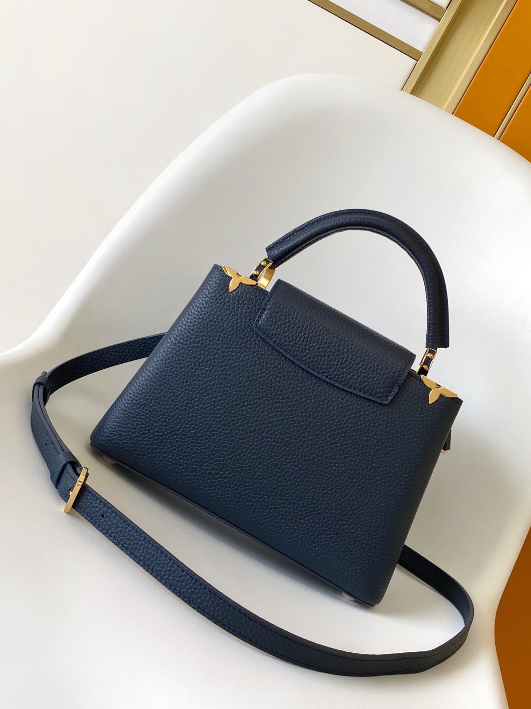 LV 原單 Capucines M25231 小號手提包 金屬LV扣飾設計｜歐美奢侈品精品推薦