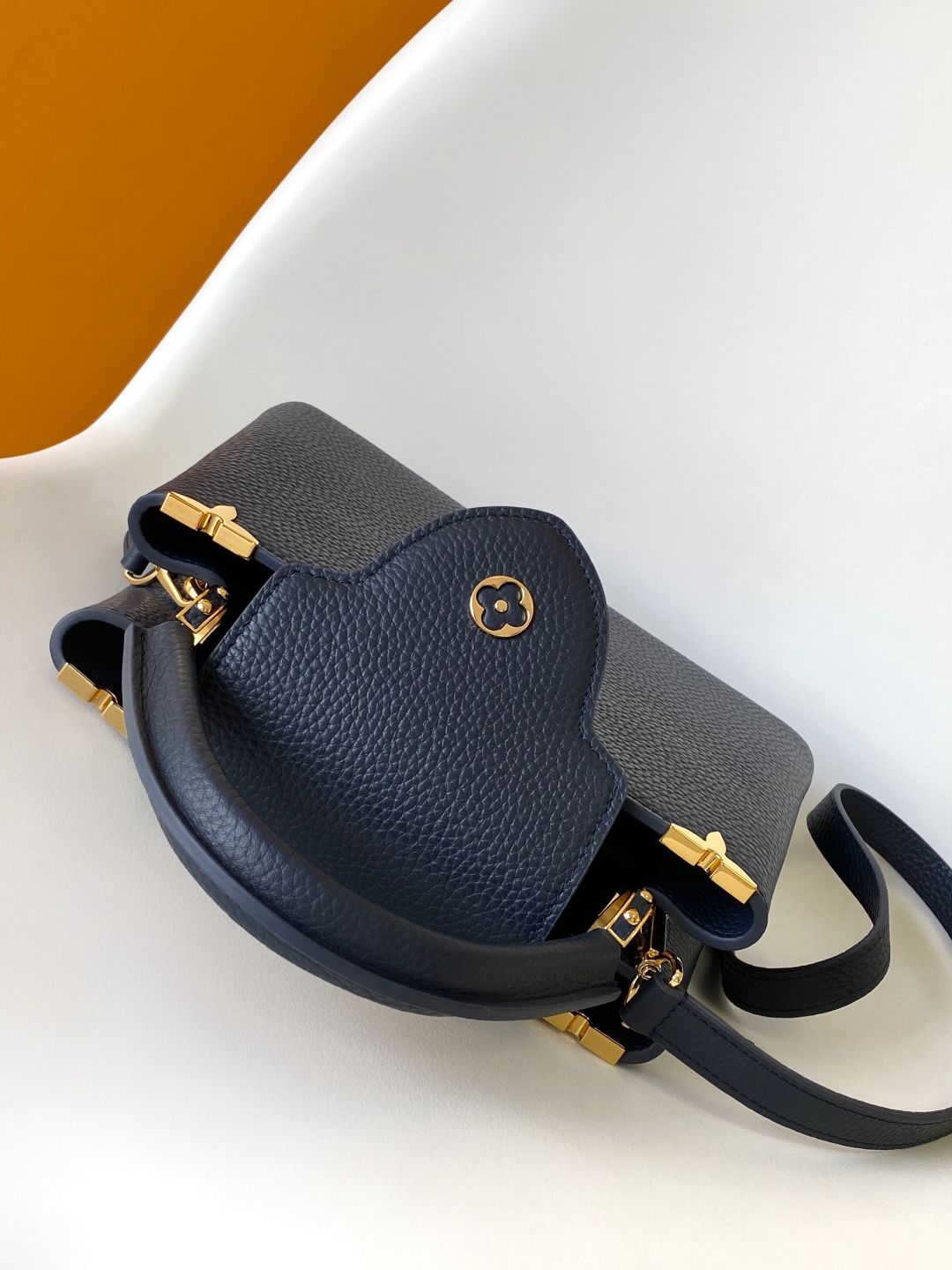 LV 原單 Capucines M25231 小號手提包 金屬LV扣飾設計｜歐美奢侈品精品推薦