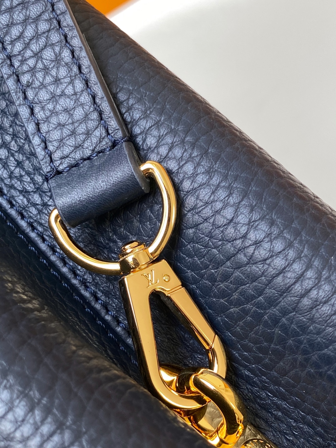 LV 原單 Capucines M25231 小號手提包 金屬LV扣飾設計｜歐美奢侈品精品推薦