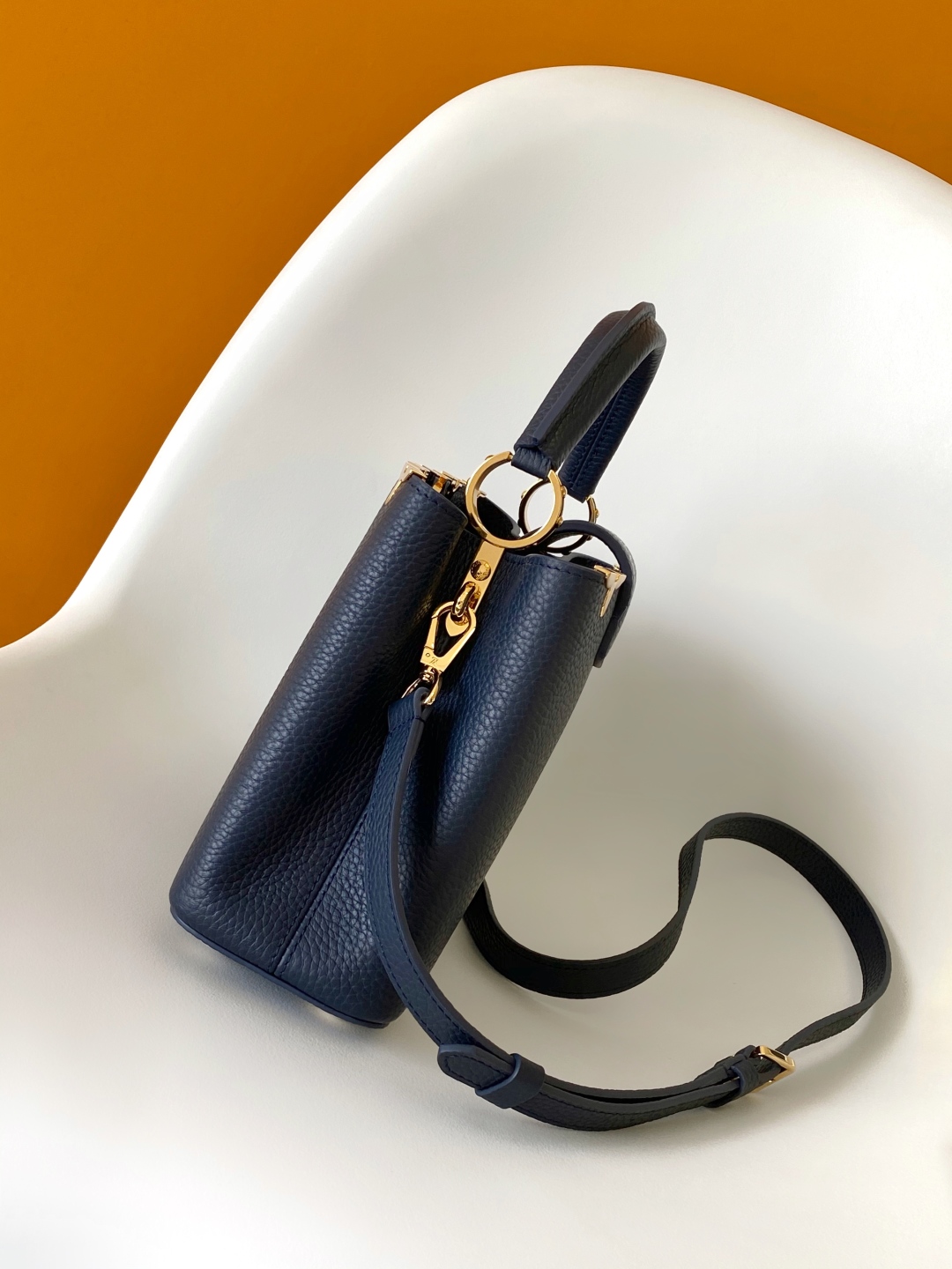 LV 原單 Capucines M25231 小號手提包 金屬LV扣飾設計｜歐美奢侈品精品推薦