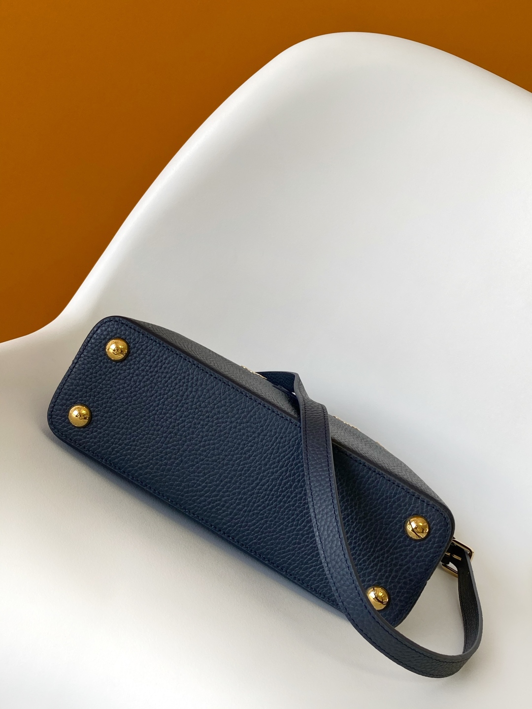 LV 原單 Capucines M25231 小號手提包 金屬LV扣飾設計｜歐美奢侈品精品推薦