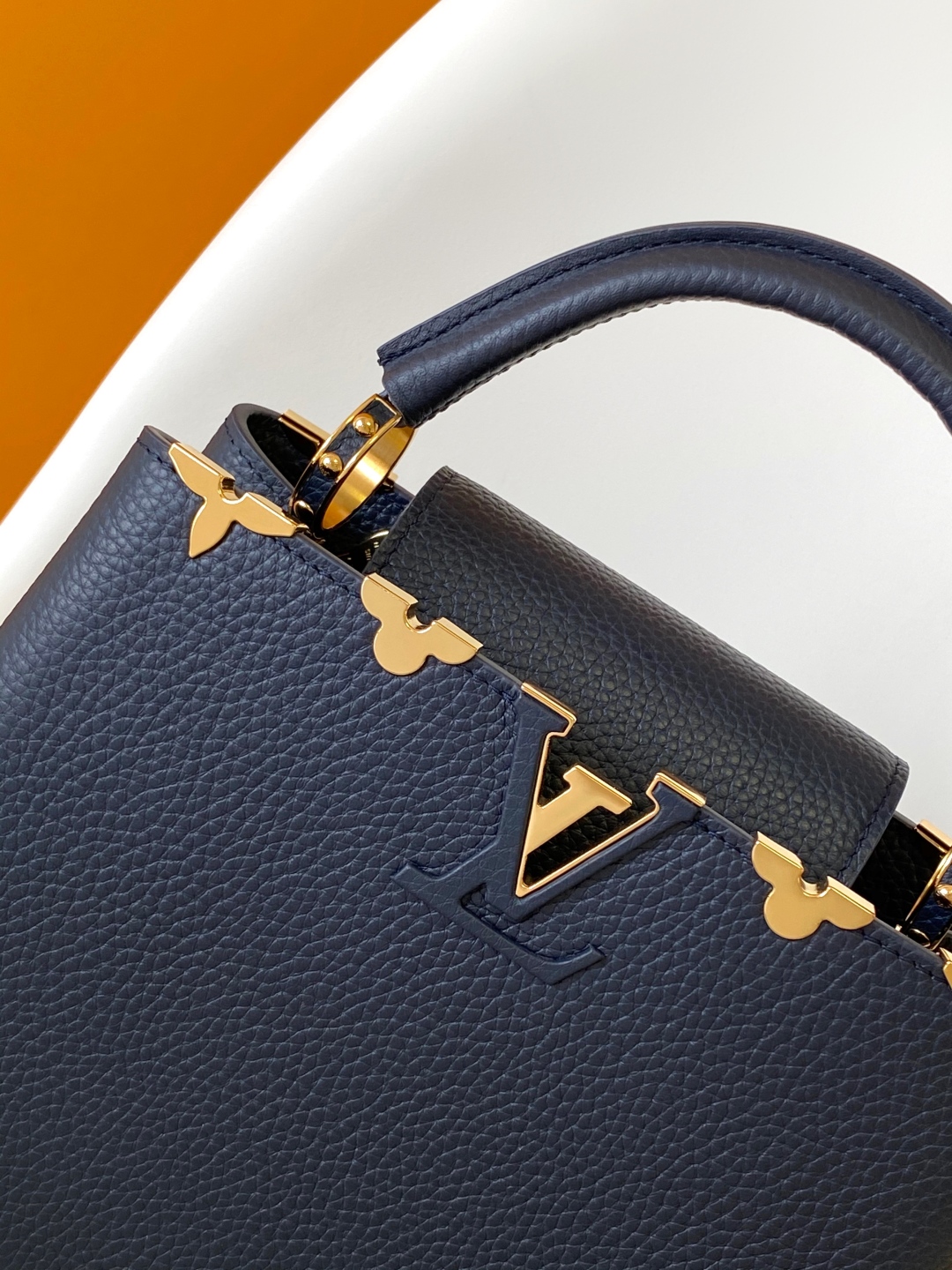 LV 原單 Capucines M25231 小號手提包 金屬LV扣飾設計｜歐美奢侈品精品推薦
