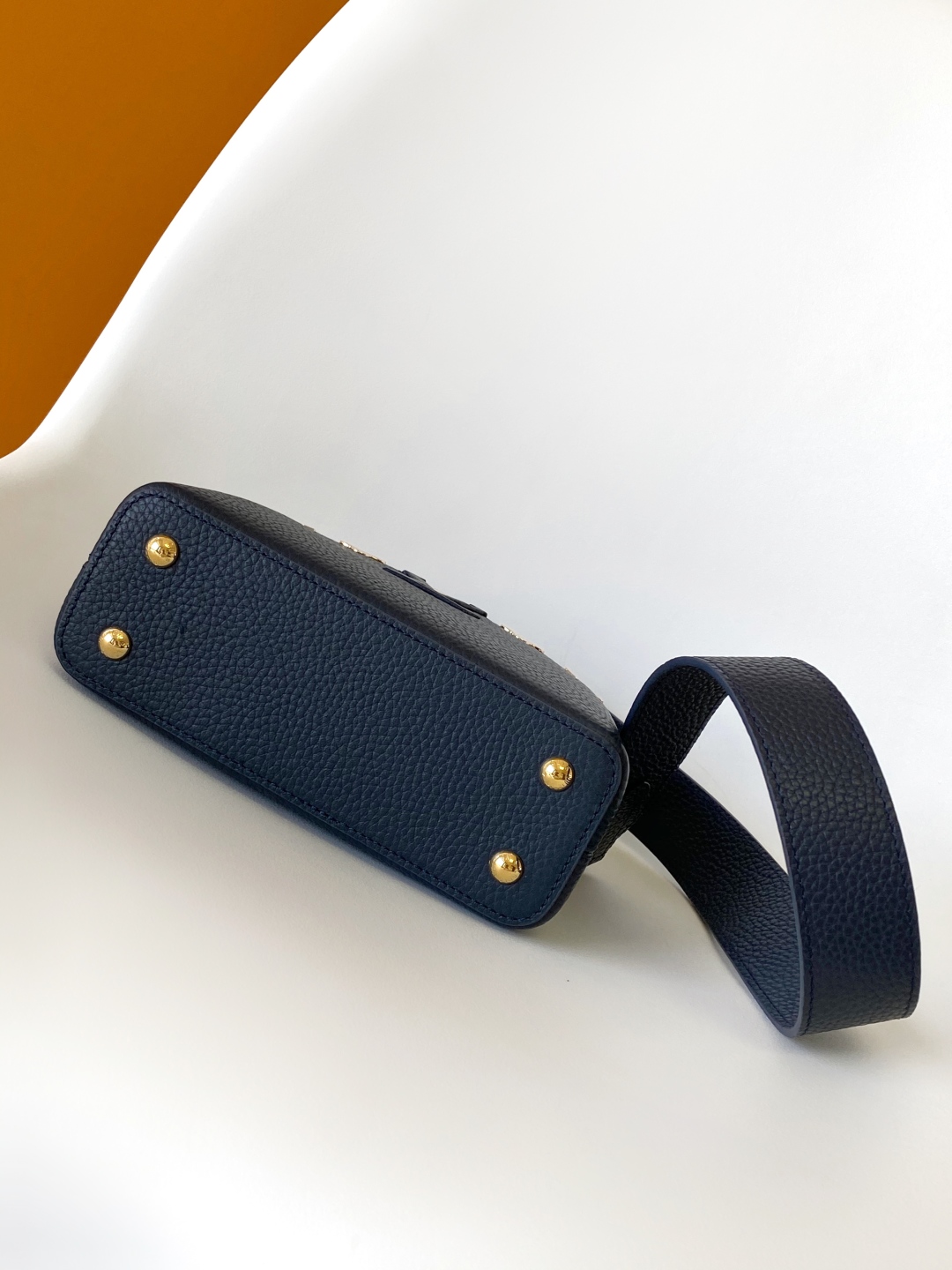LV 精品仿製 Capucines BB 小號手提包 經典粒面皮革設計｜歐美奢侈品精品推薦