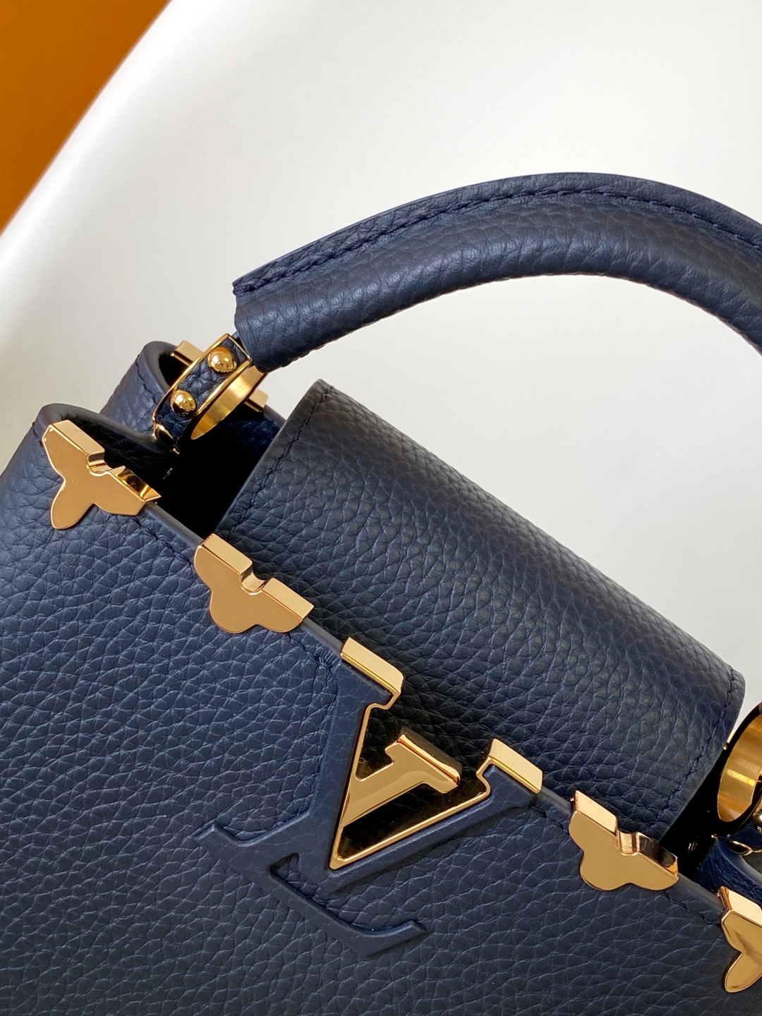 LV 精品仿製 Capucines BB 小號手提包 經典粒面皮革設計｜歐美奢侈品精品推薦