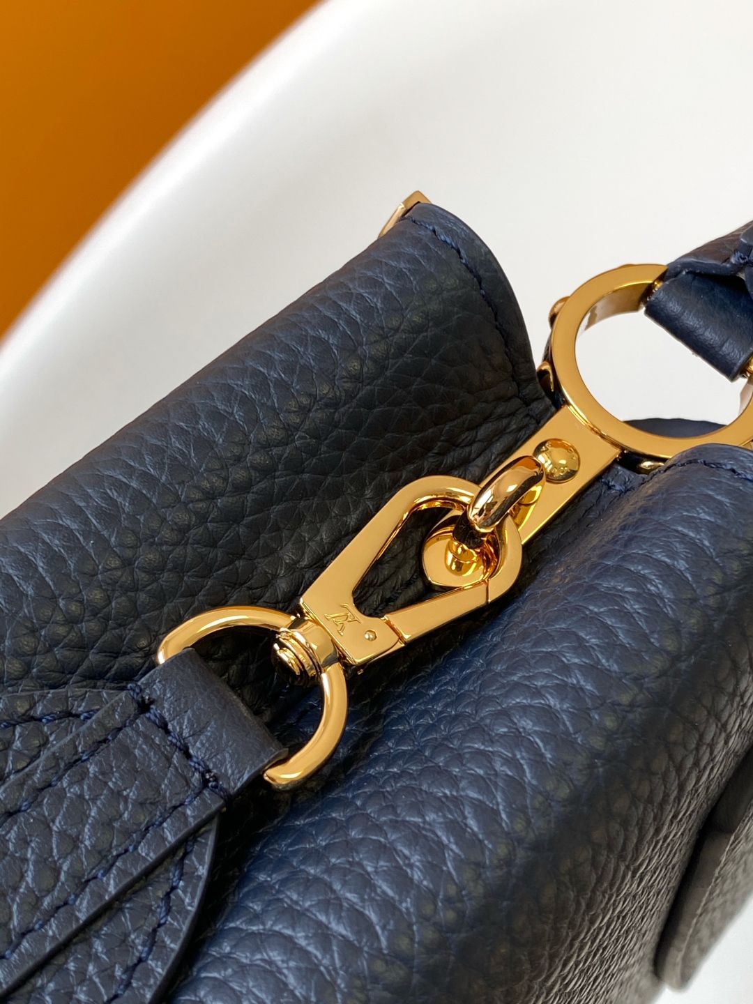 LV 精品仿製 Capucines BB 小號手提包 經典粒面皮革設計｜歐美奢侈品精品推薦