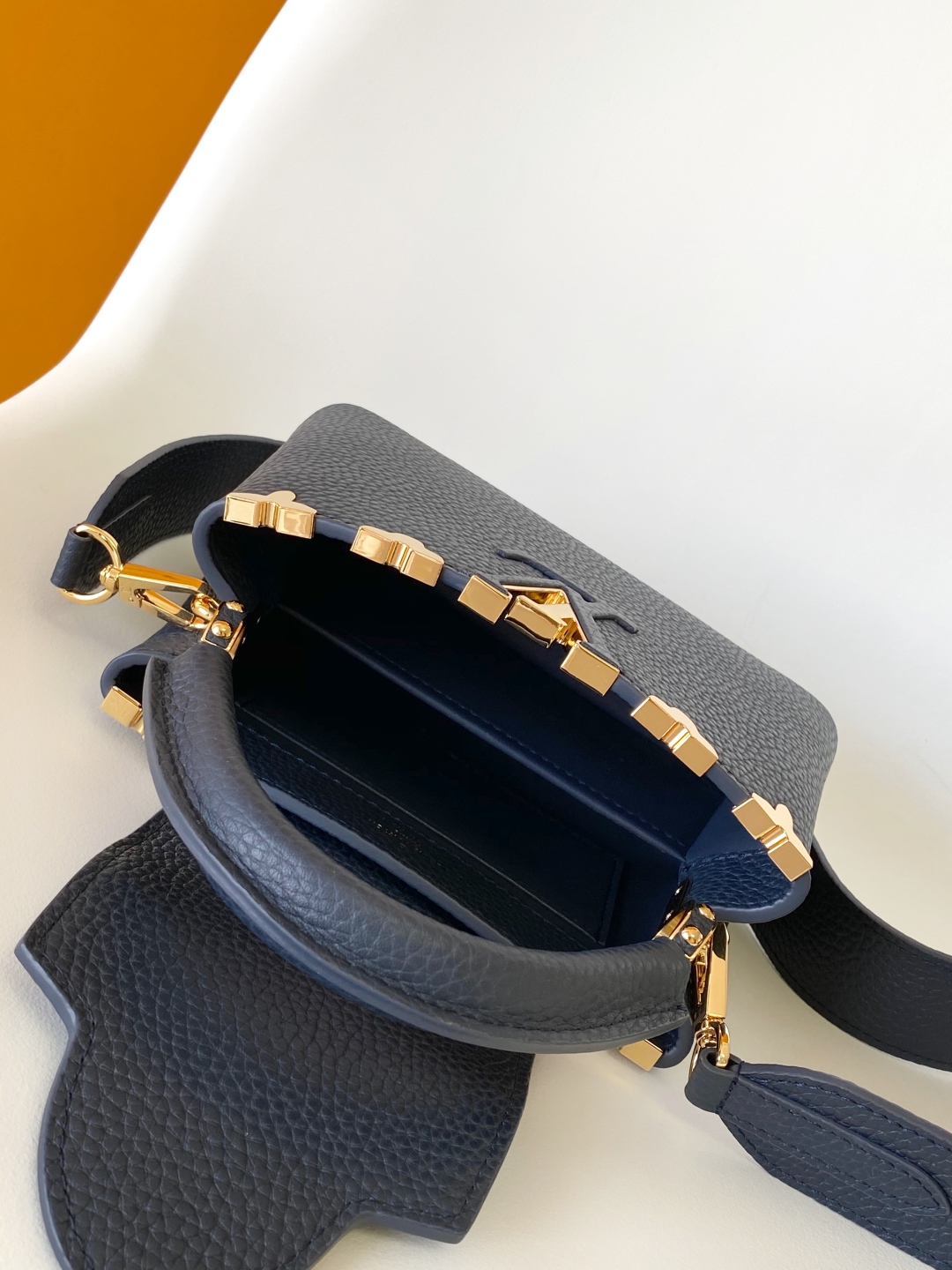 LV 精品仿製 Capucines BB 小號手提包 經典粒面皮革設計｜歐美奢侈品精品推薦