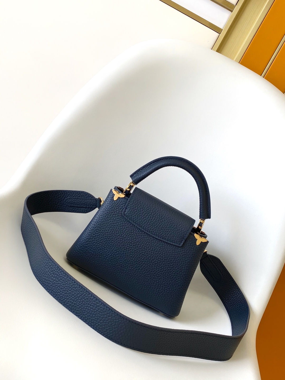 LV 精品仿製 Capucines BB 小號手提包 經典粒面皮革設計｜歐美奢侈品精品推薦