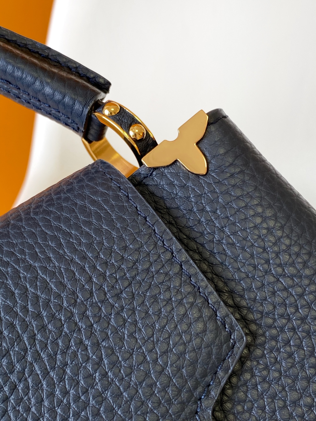 LV 精品仿製 Capucines BB 小號手提包 經典粒面皮革設計｜歐美奢侈品精品推薦