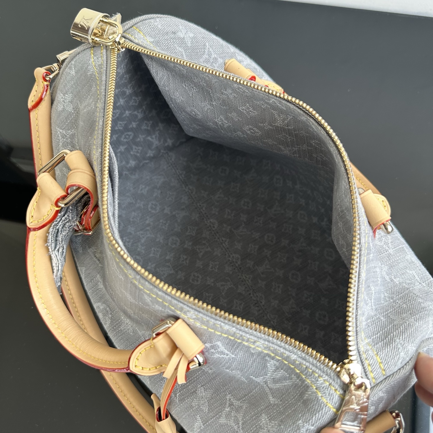 LV精品仿製灰色丹寧Speedy手提包復古老花波士頓款限量感｜歐美奢侈品精品推薦