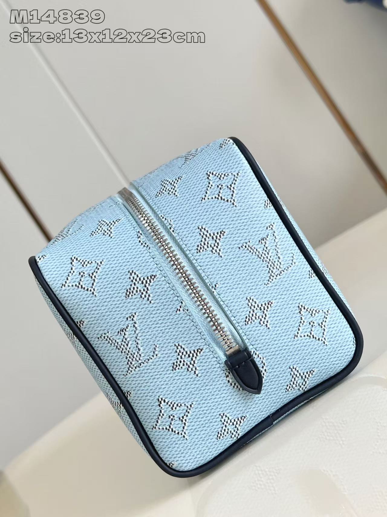 LV A貨M14839迷你手拿包天藍Monogram帆布清爽配色設計款｜歐美奢侈品精品推薦