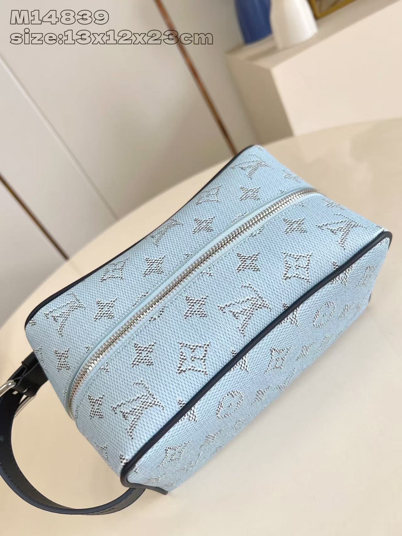 LV A貨M14839迷你手拿包天藍Monogram帆布清爽配色設計款｜歐美奢侈品精品推薦