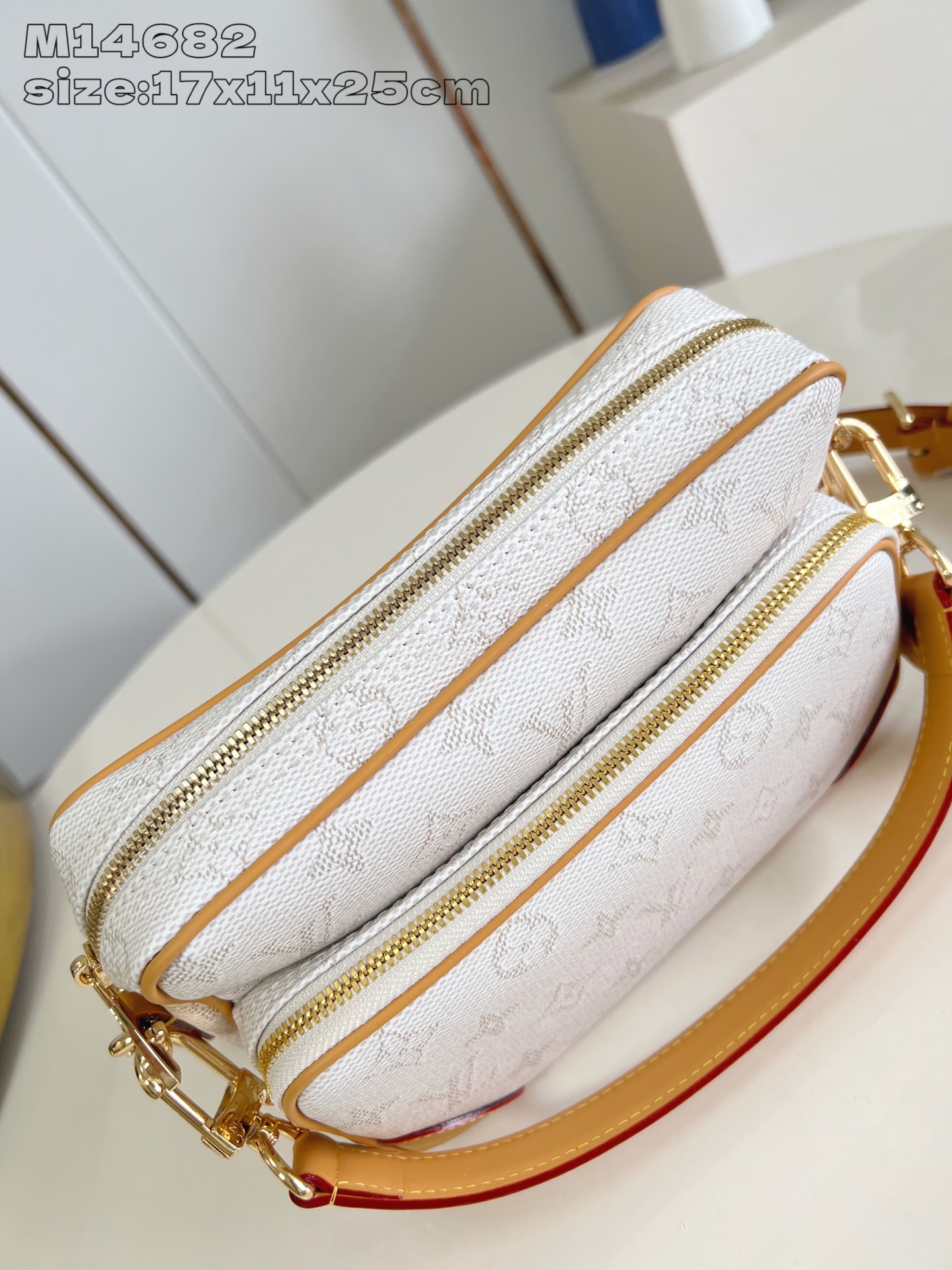 LV精品仿製M14682白色郵差包 輕便設計百搭款式｜歐美奢侈品精品推薦