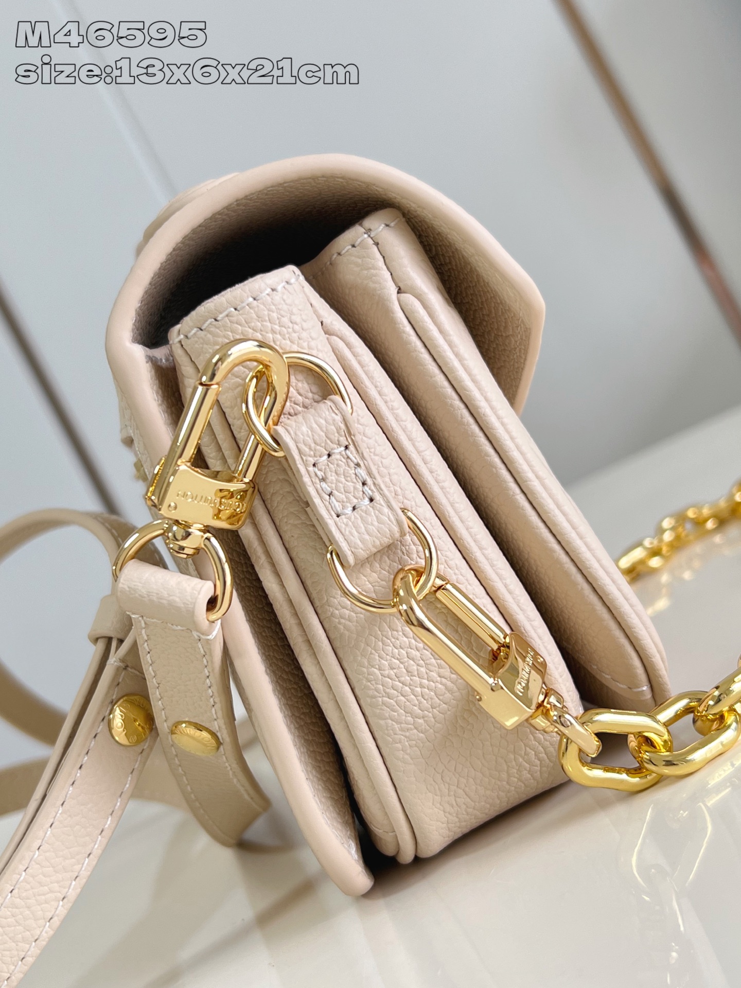 LV高仿 M46595 壓花小號鎖扣包 淺奶油白鏈條款｜歐美奢侈品精品推薦