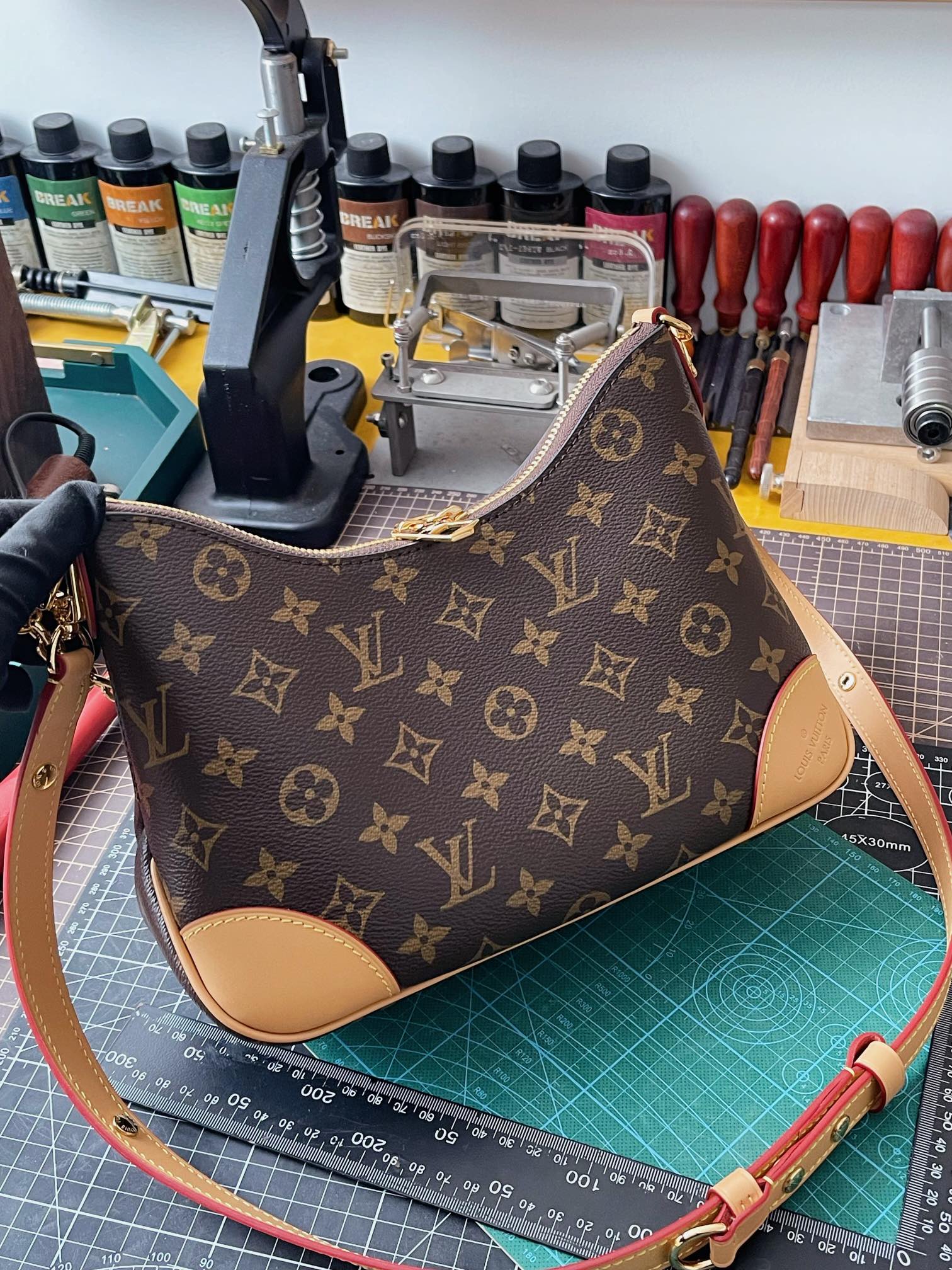 LV一比一 Crescent 半月腋下包 經典老花鏈條設計｜歐美奢侈品精品推薦