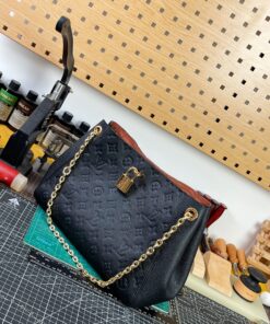 LV高仿黑色壓紋肩背包 金鏈條鎖扣設計百搭大容量