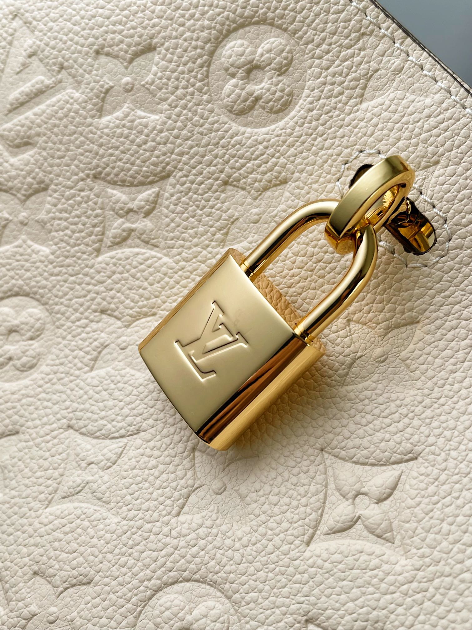 LV一比一壓紋米白肩背包 金鏈條鎖扣通勤氣質款｜歐美奢侈品精品推薦