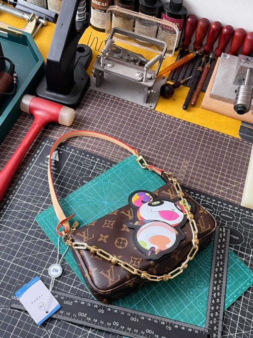 LV高仿熊貓圖案鏈條相機包 經典帆布可愛造型款