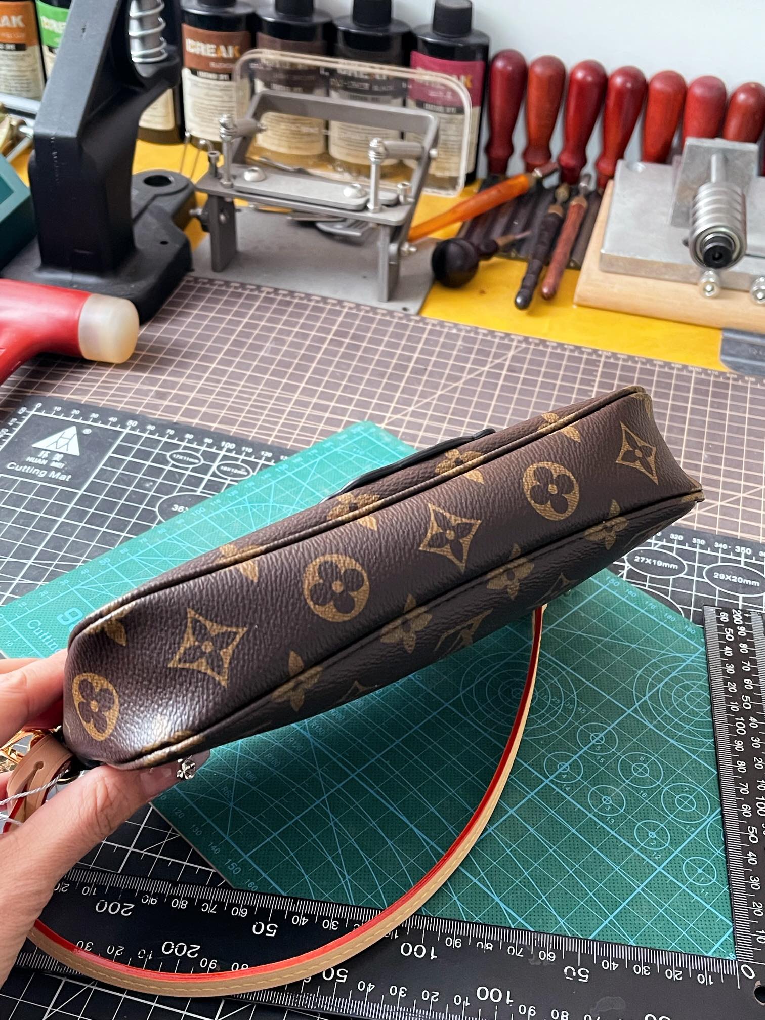 LV高仿熊貓圖案鏈條相機包 經典帆布可愛造型款｜歐美奢侈品精品推薦
