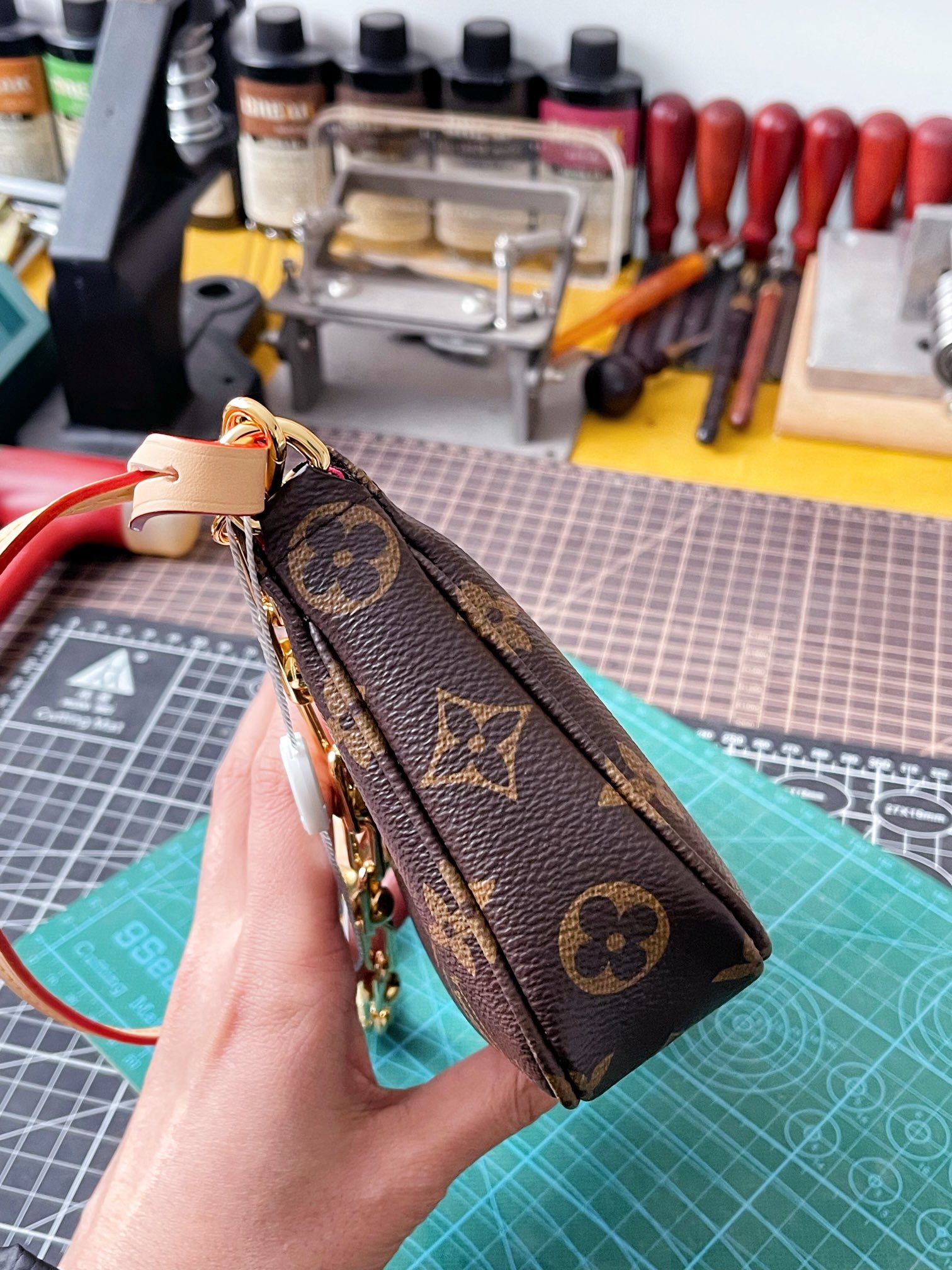 LV高仿熊貓圖案鏈條相機包 經典帆布可愛造型款｜歐美奢侈品精品推薦