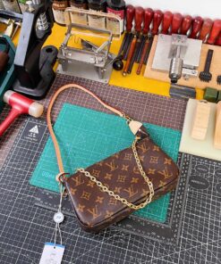 LV高仿鏈條腋下包 小巧實用復古Monogram設計款