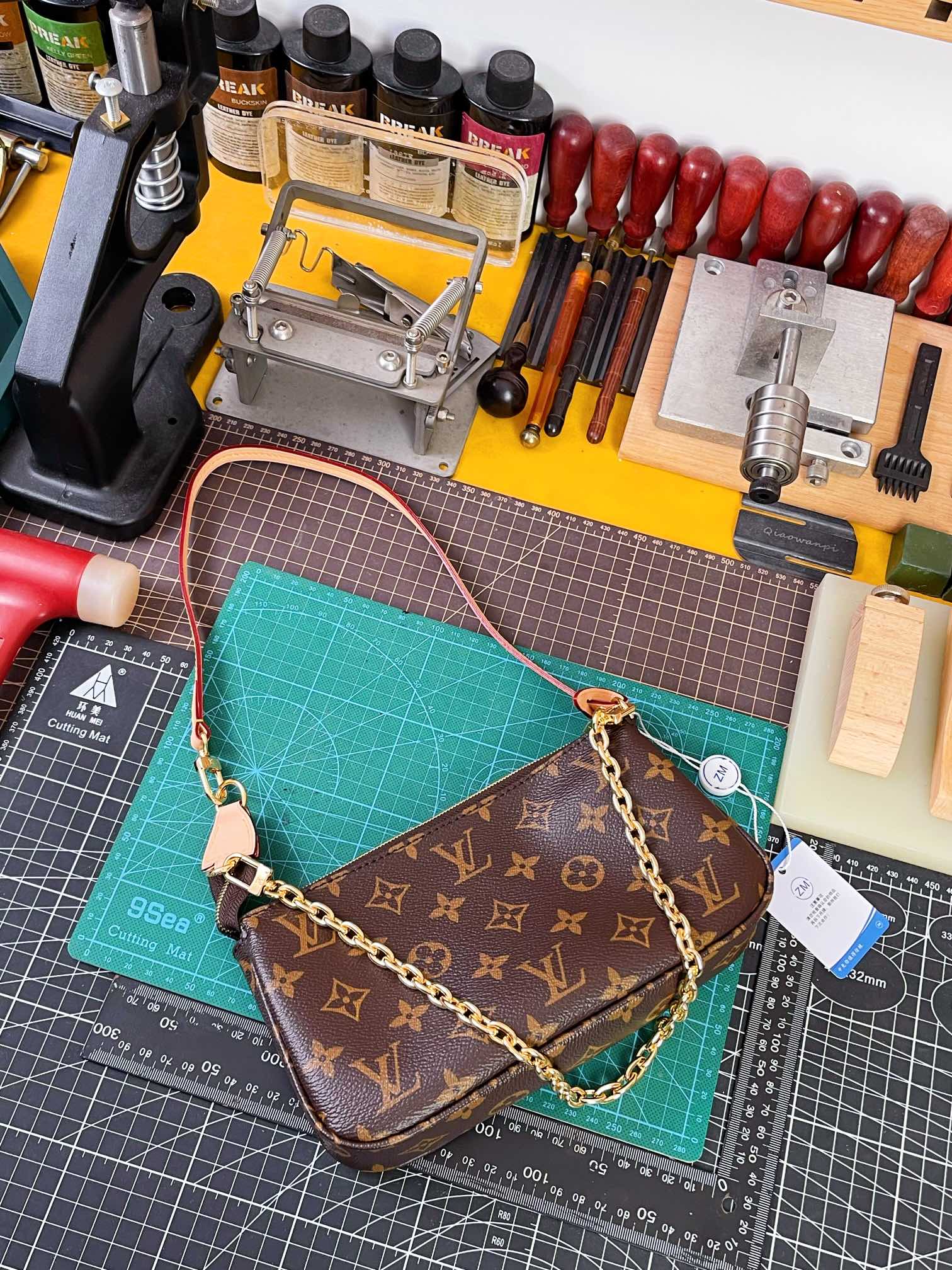 LV高仿鏈條腋下包 小巧實用復古Monogram設計款｜歐美奢侈品精品推薦