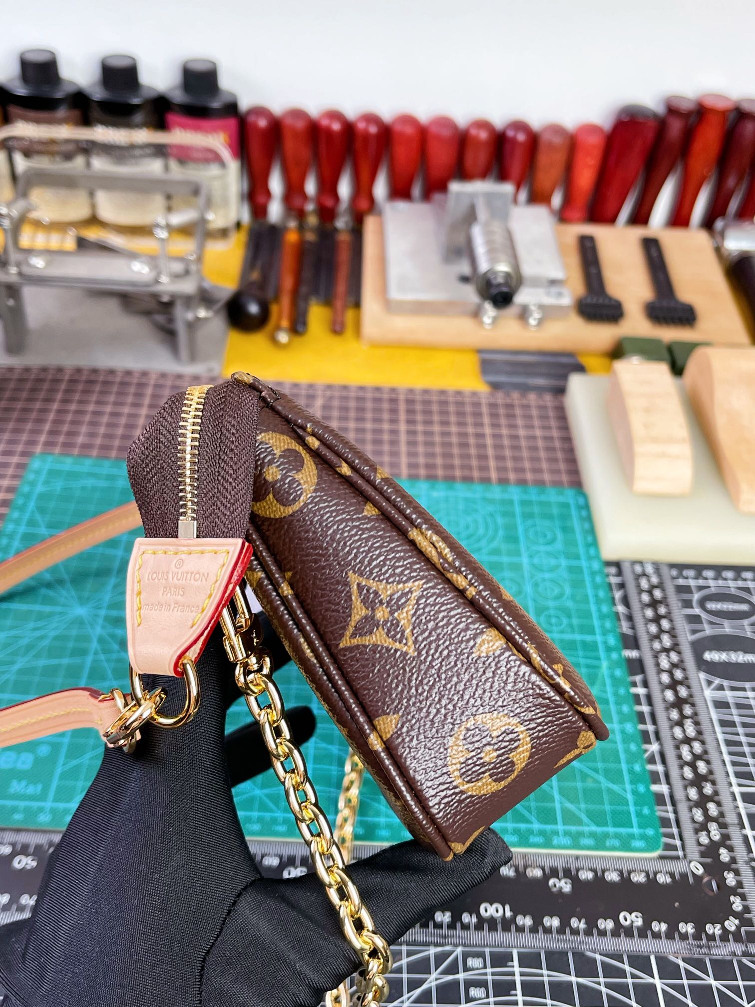 LV高仿鏈條腋下包 小巧實用復古Monogram設計款｜歐美奢侈品精品推薦