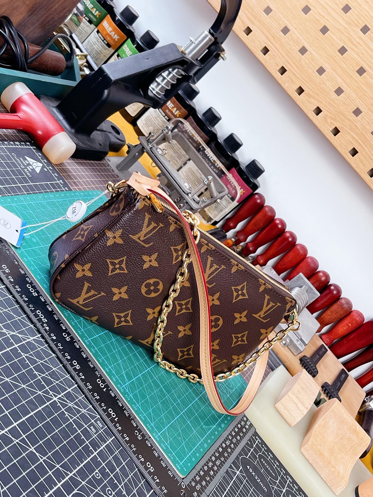 LV高仿鏈條腋下包 小巧實用復古Monogram設計款｜歐美奢侈品精品推薦