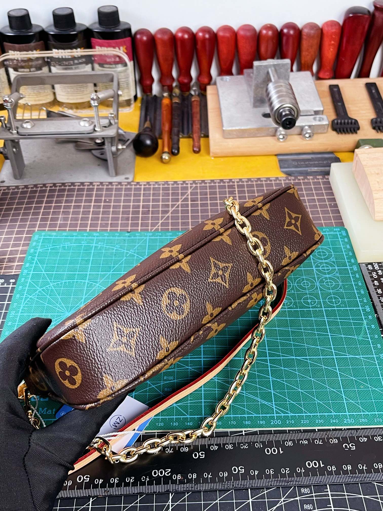 LV高仿鏈條腋下包 小巧實用復古Monogram設計款｜歐美奢侈品精品推薦