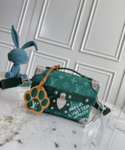 LV高仿Petite Malle手袋綠色塗鴉金屬鎖扣設計潮流話題款