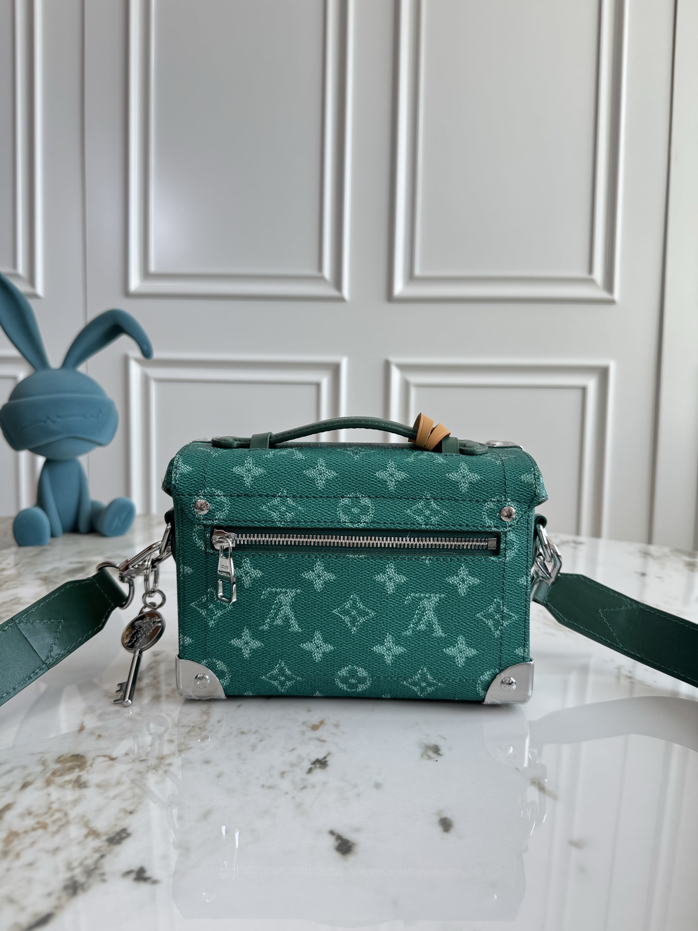 LV高仿Petite Malle手袋綠色塗鴉金屬鎖扣設計潮流話題款｜歐美奢侈品精品推薦