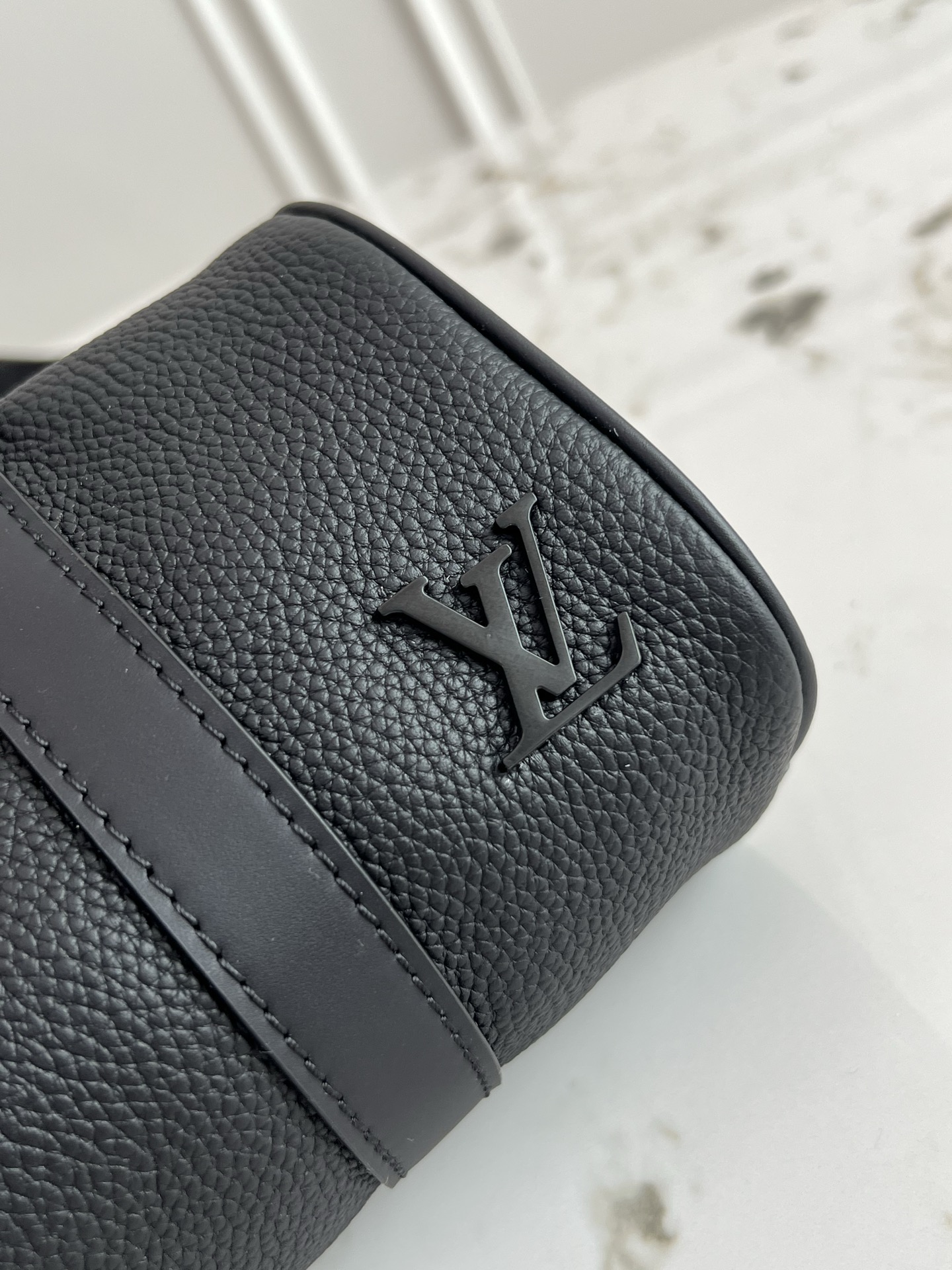 LV精品仿製全黑Nano Speedy牛皮手袋極簡無Logo通勤首選｜歐美奢侈品精品推薦