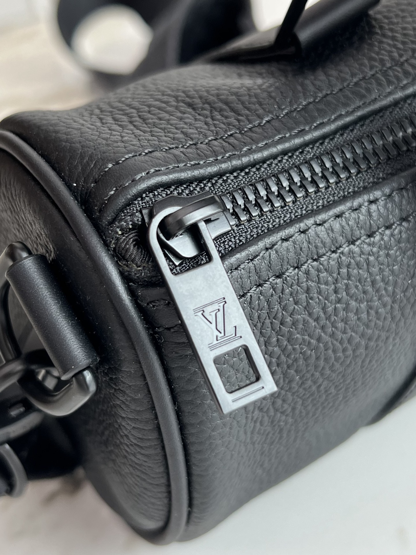 LV精品仿製全黑Nano Speedy牛皮手袋極簡無Logo通勤首選｜歐美奢侈品精品推薦