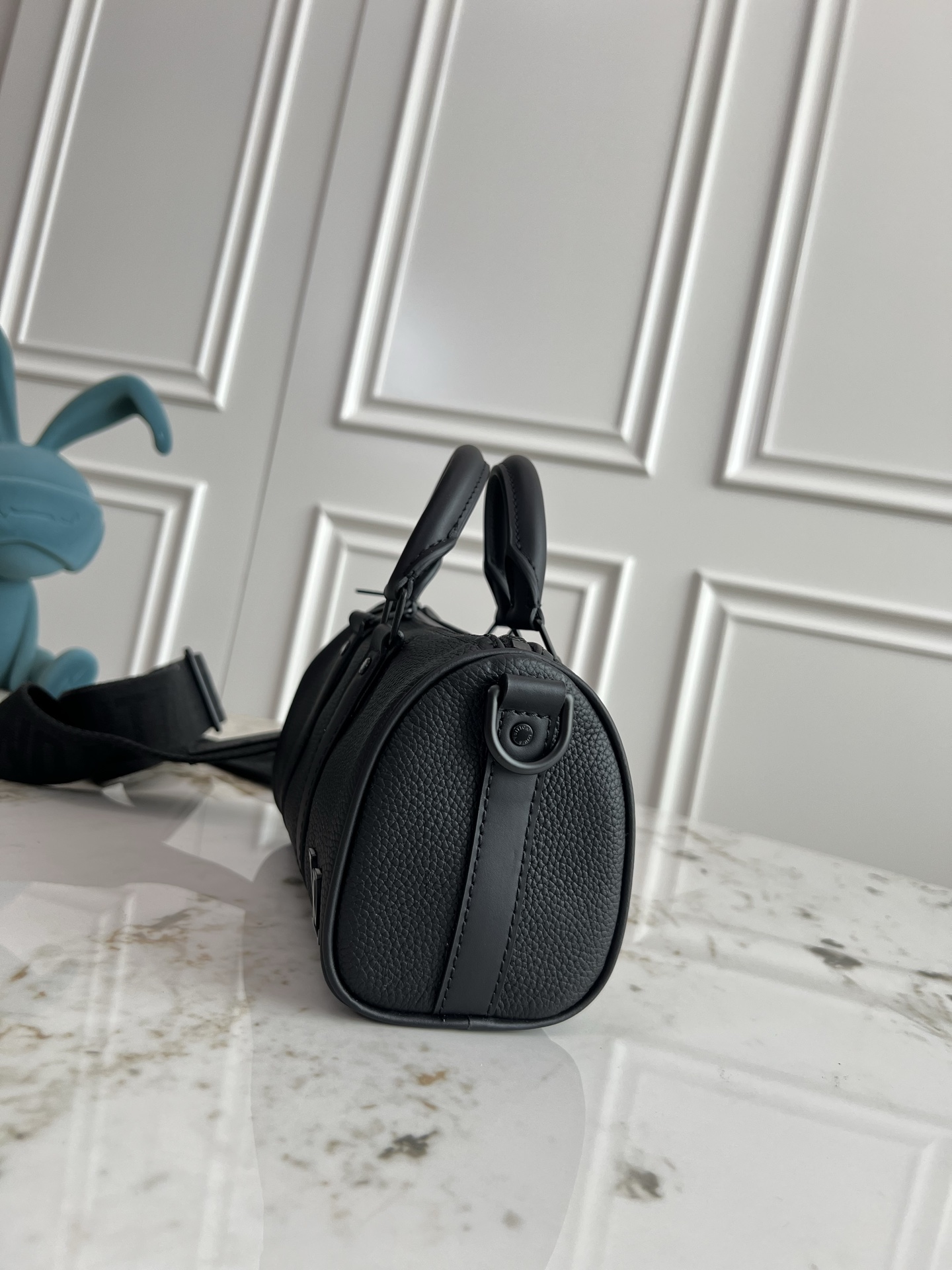 LV精品仿製全黑Nano Speedy牛皮手袋極簡無Logo通勤首選｜歐美奢侈品精品推薦
